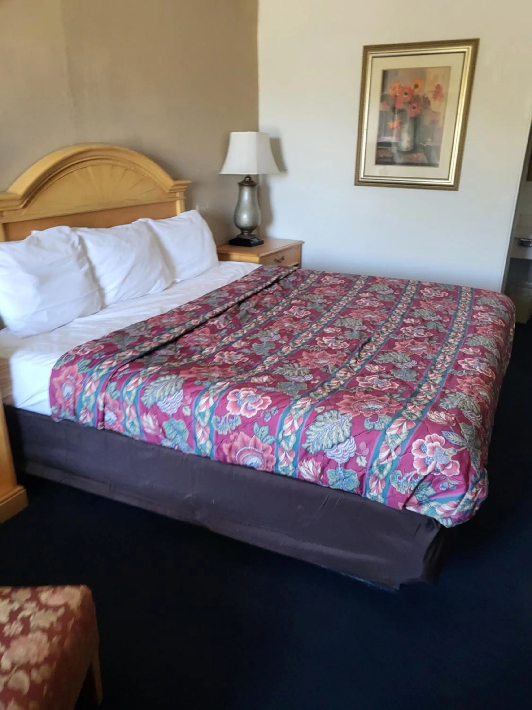 Bed in Rodeway Inn