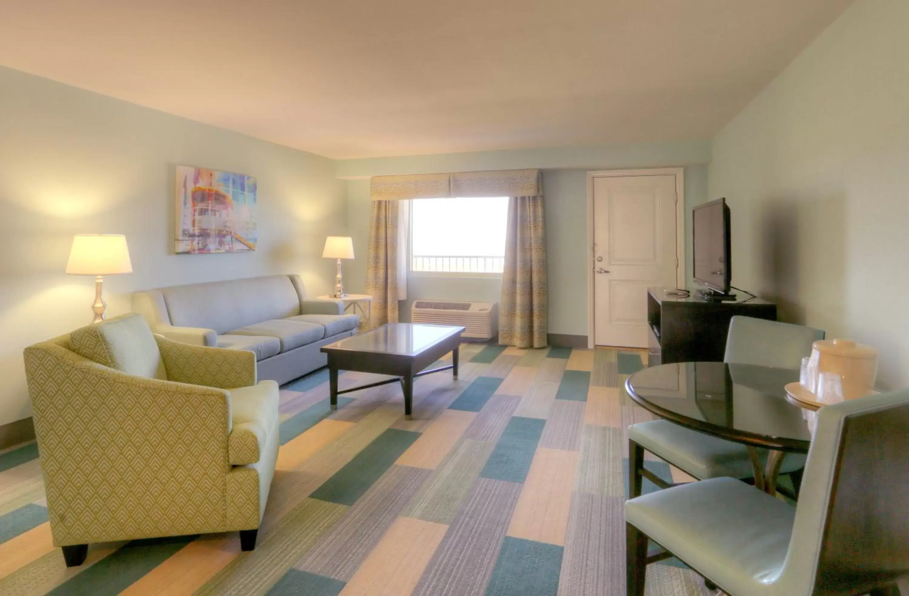 Photo of the whole room, Seating Area in Holiday Inn Resort Jekyll Island, an IHG Hotel
