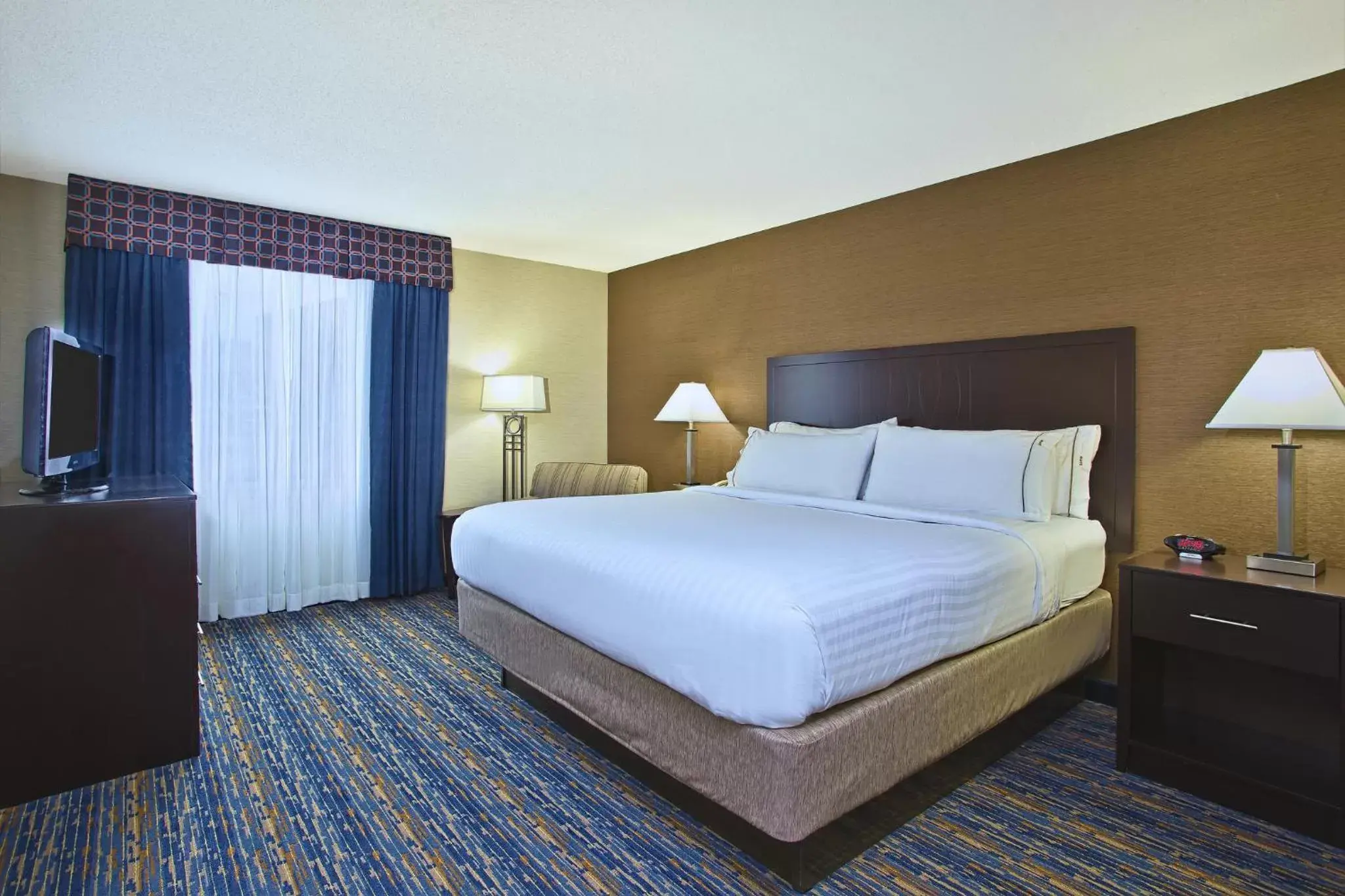 Bed in Holiday Inn Express and Suites Pittsburgh West Mifflin by IHG Bed in Holiday Inn Express and Suites Pittsburgh West Mifflin by IHG
