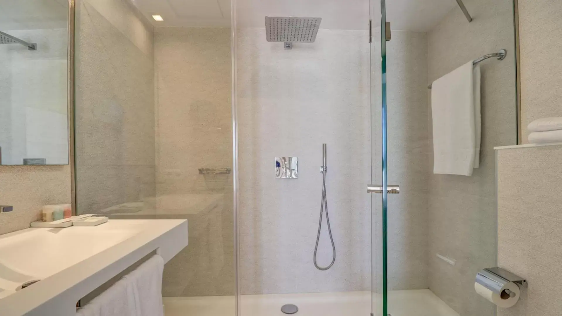 Shower, Bathroom in Hotel Illa d'Or & Club Apts 4* Sup
