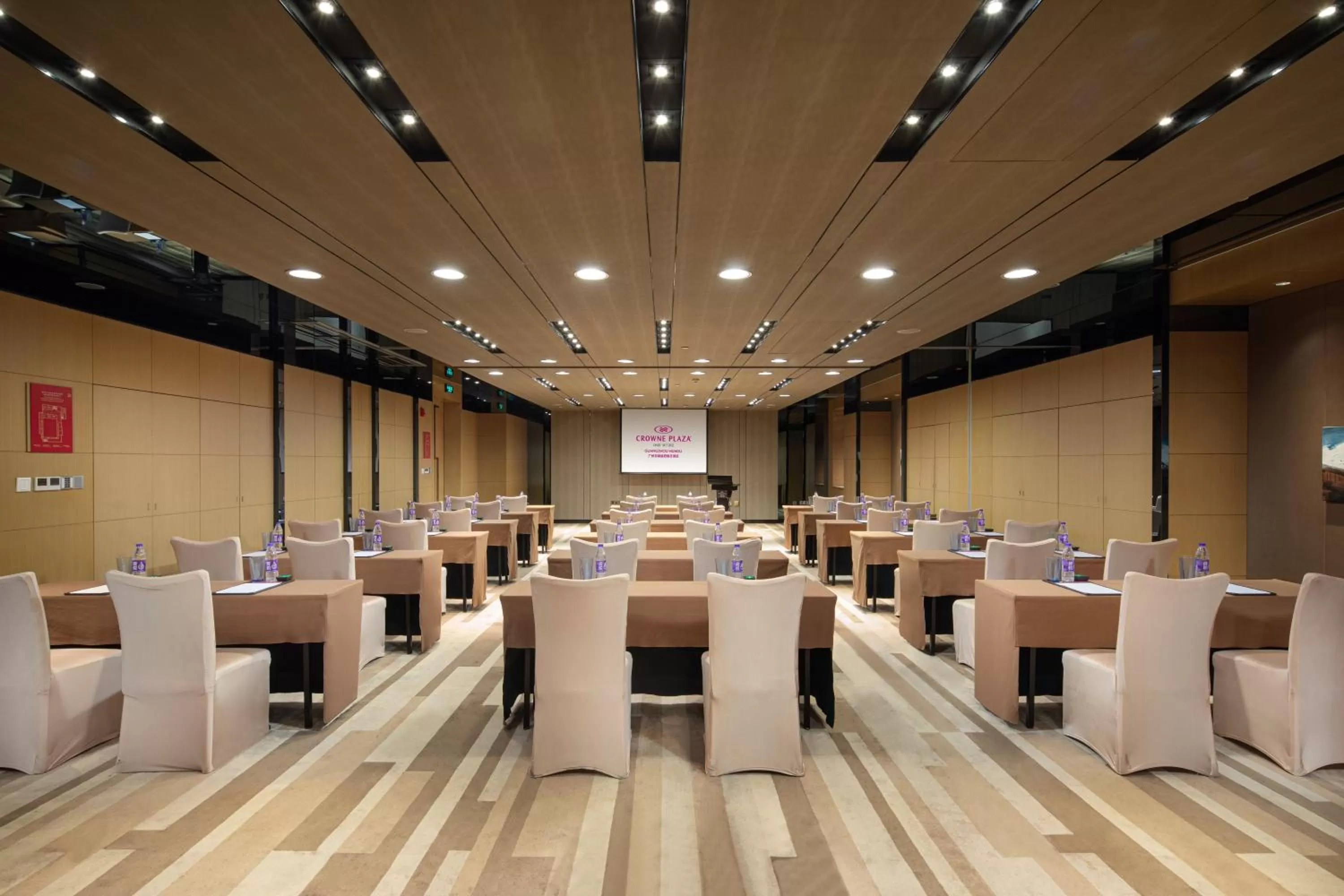 Meeting/conference room in Crowne Plaza Guangzhou Huadu by IHG - Free Shuttle bus between hotel to Exhibition Center During Canton Fair