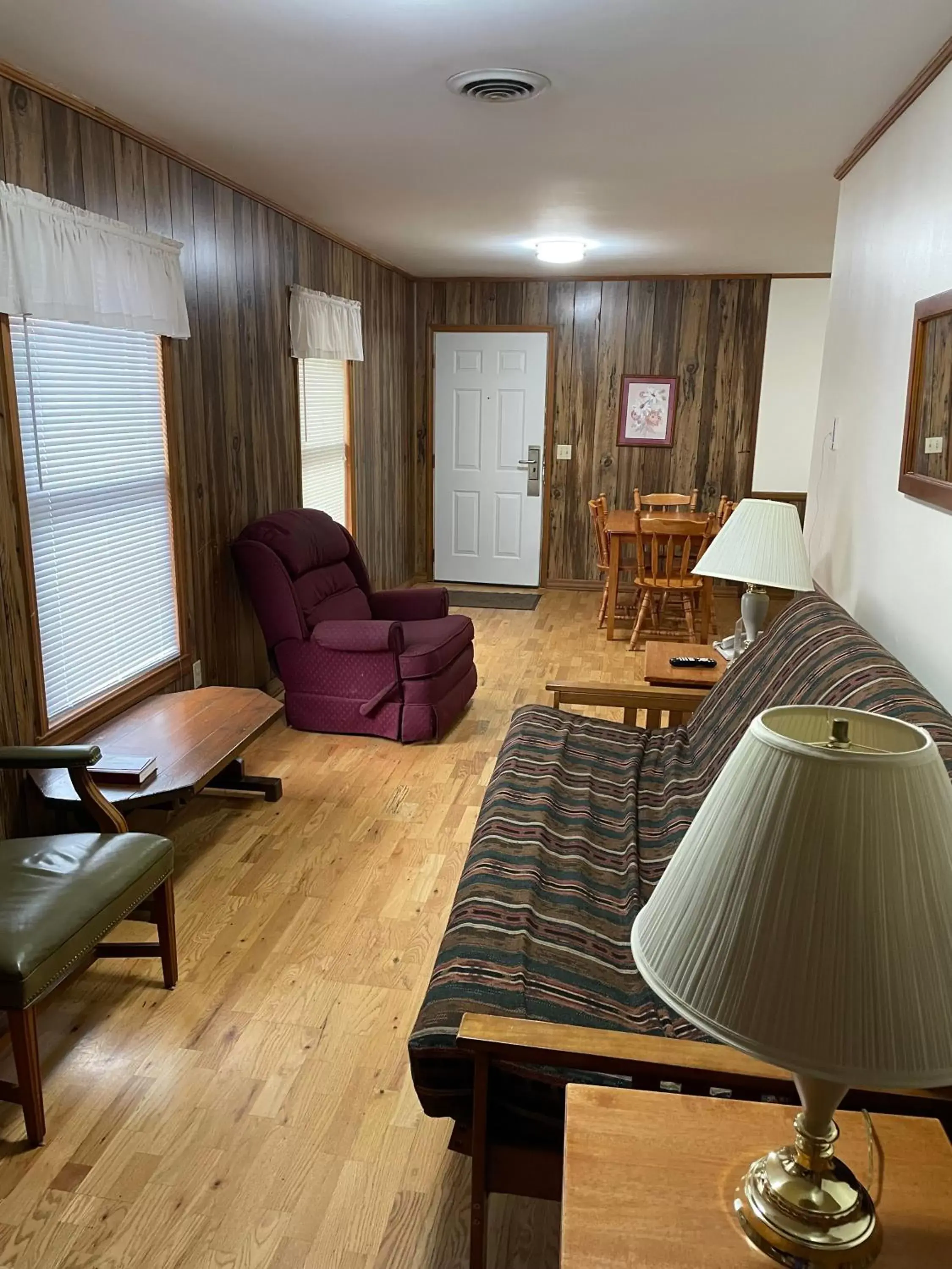 Living room, Seating Area in PINE VALLEY MOTEL