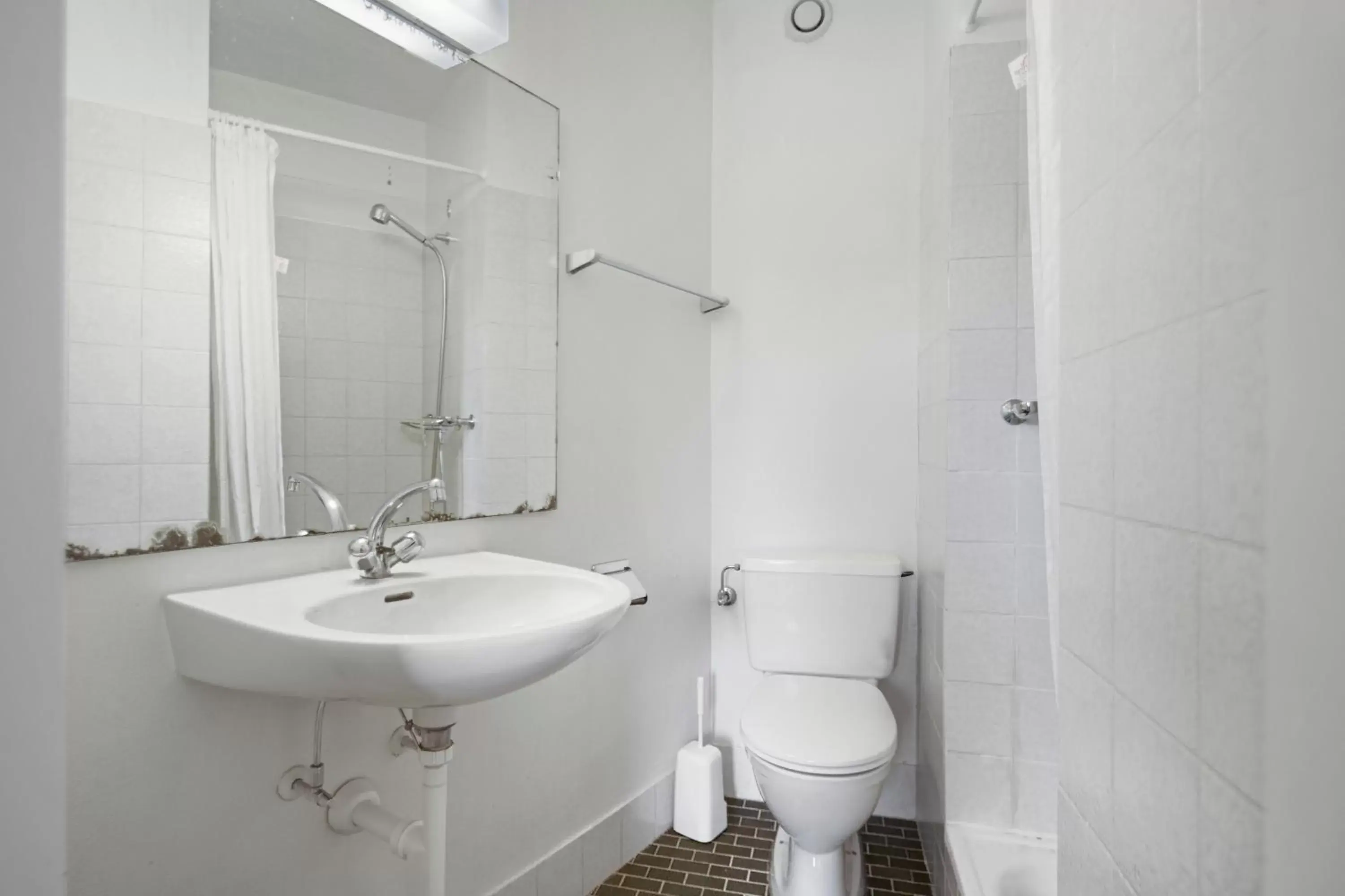 Twin Room in Neuchâtel City Hôtel Twin Room in Neuchâtel City Hôtel