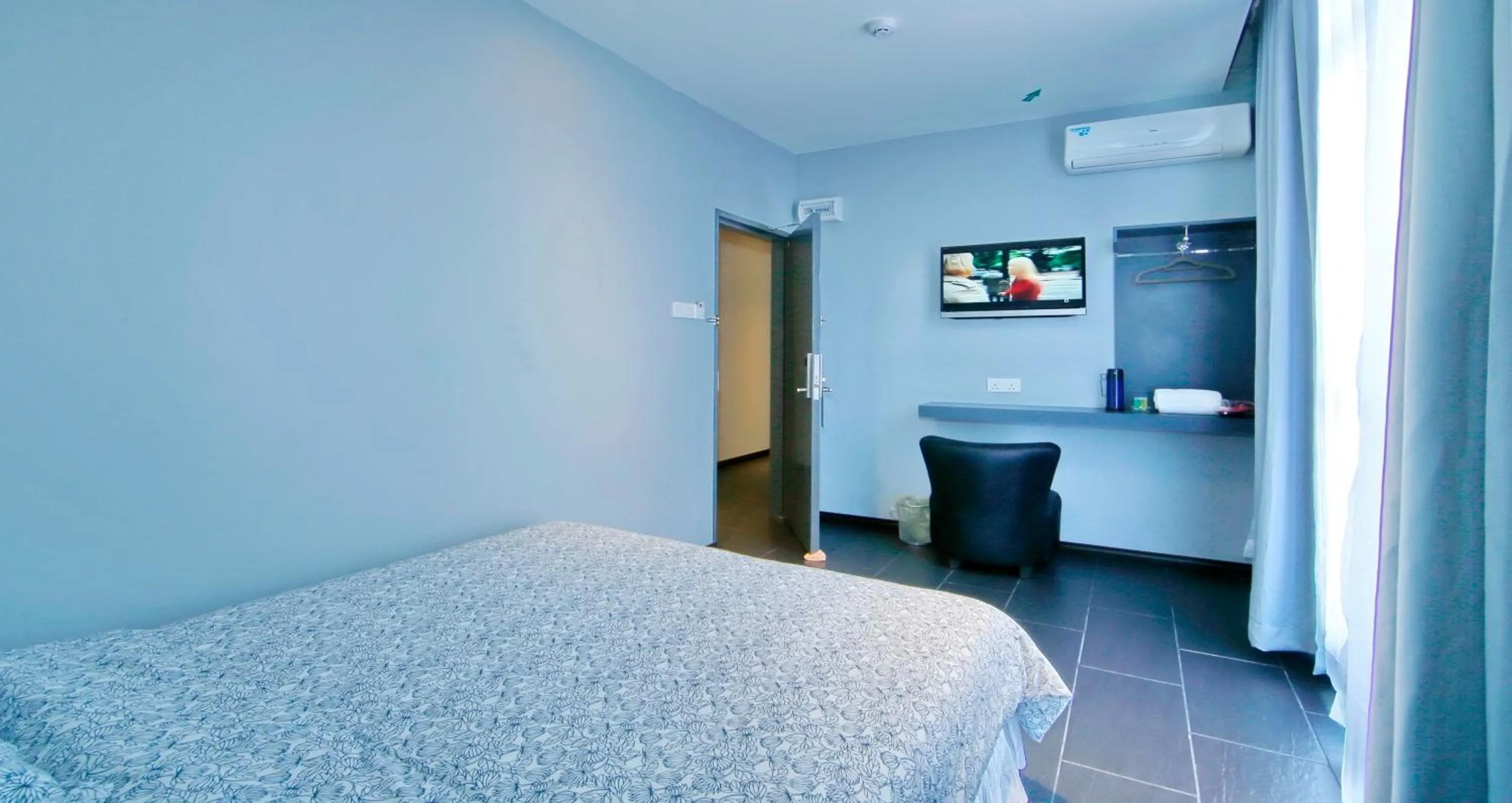 Photo of the whole room, Bed in My Dream Hotel