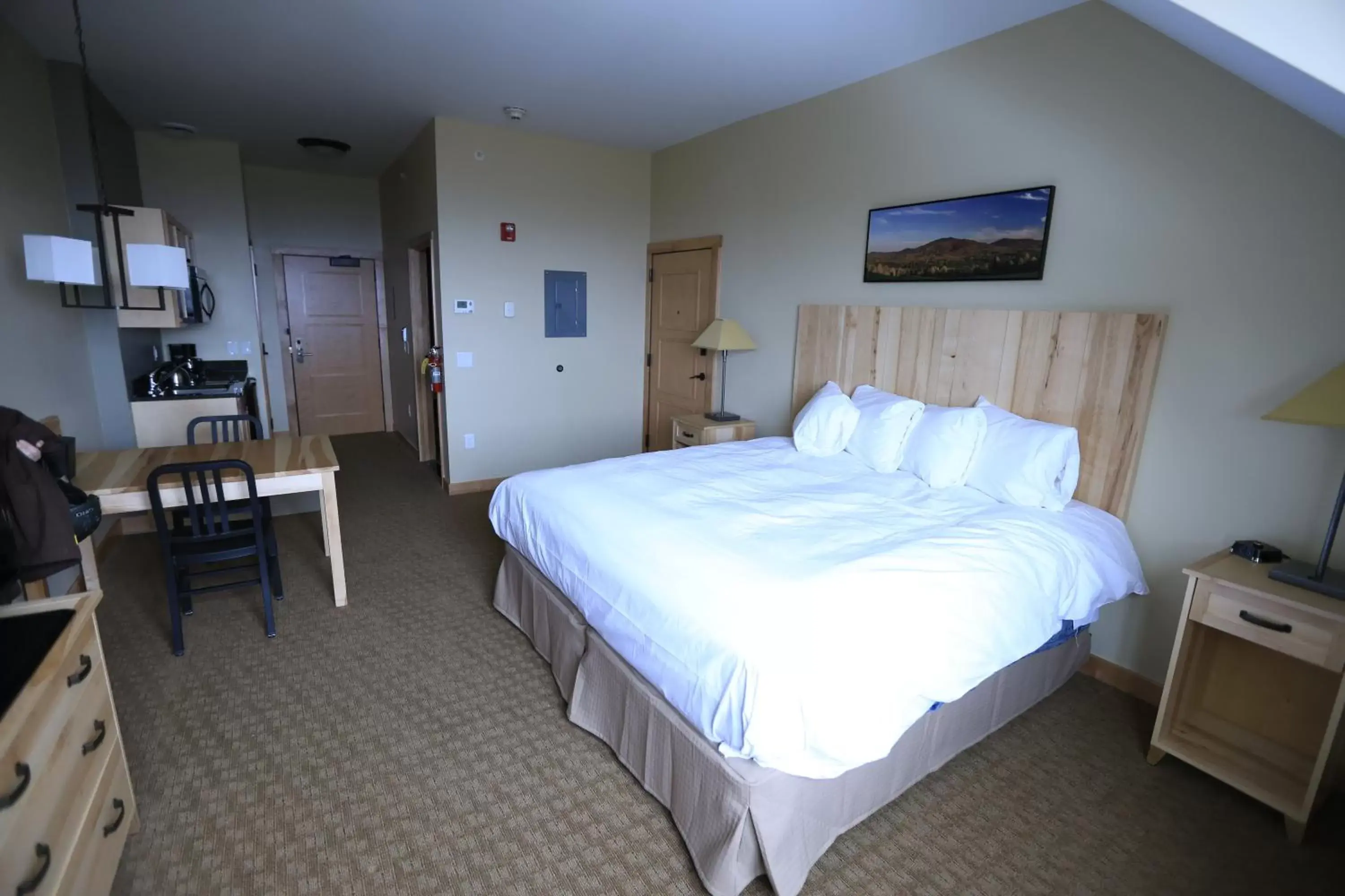 Bedroom, Bed in Burke Mountain Hotel and Conference Center
