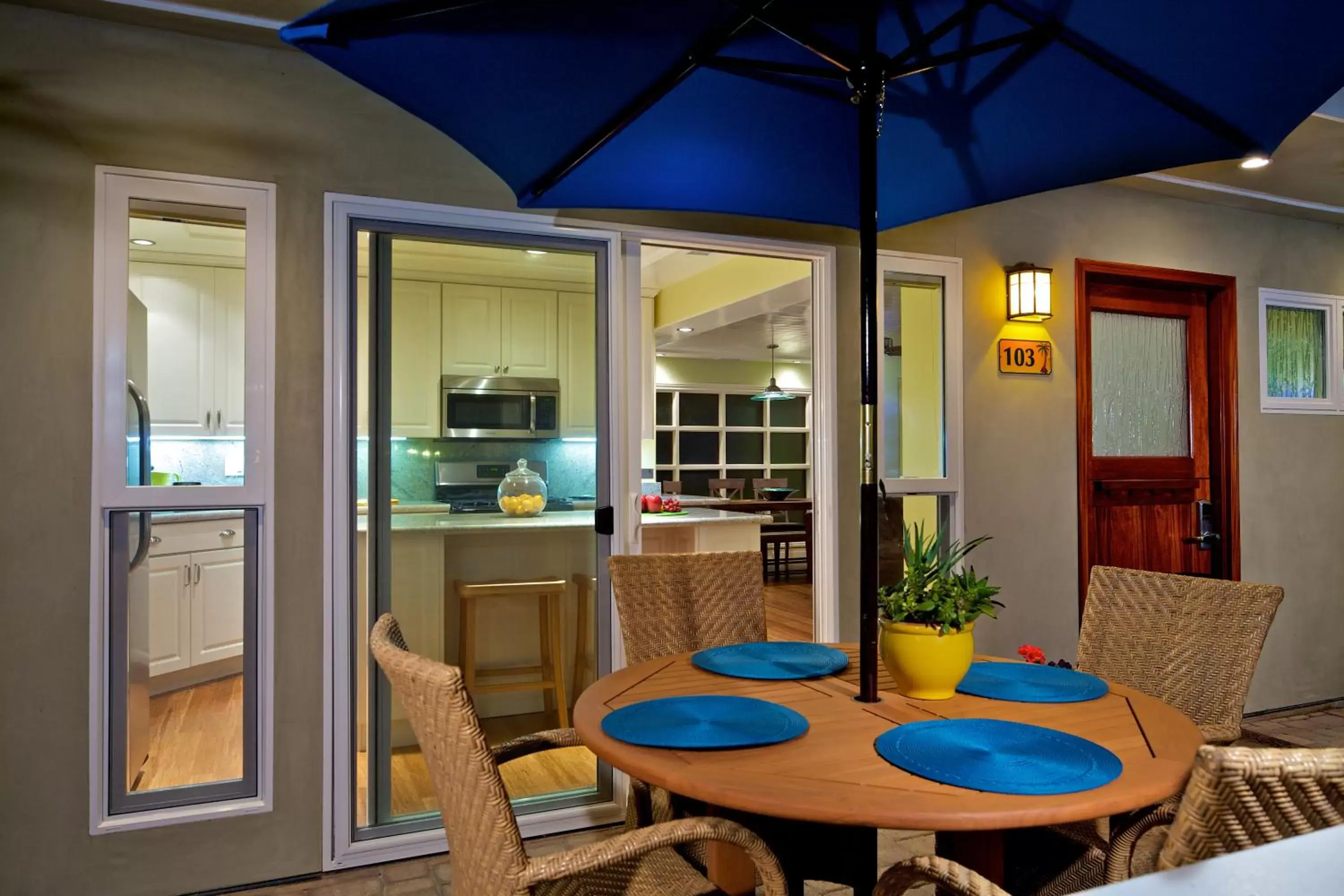 Patio, Dining Area in Ocean Palms Beach Resort