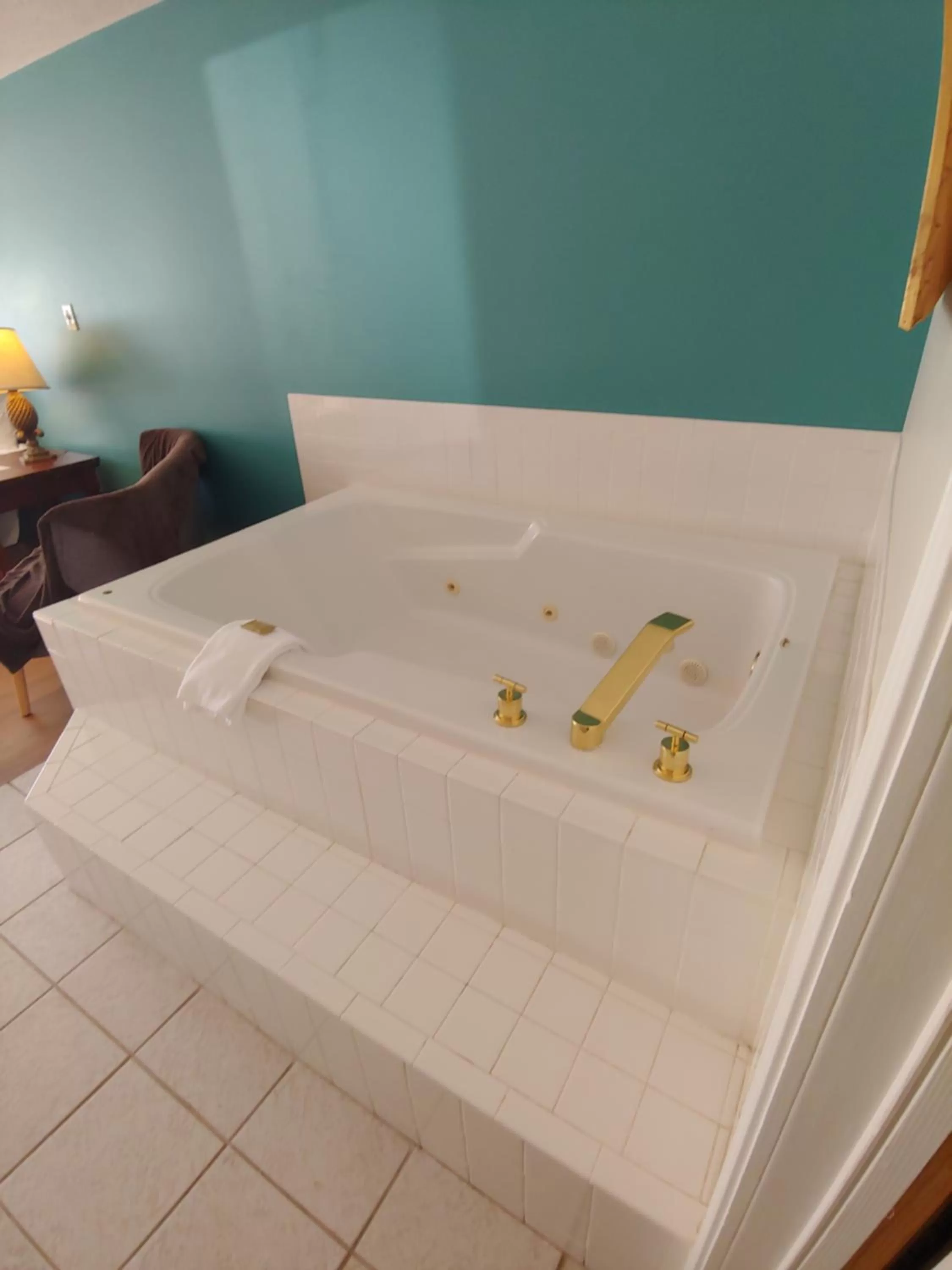 Bathroom in Meadowlark Motel with Restaurant & Bar