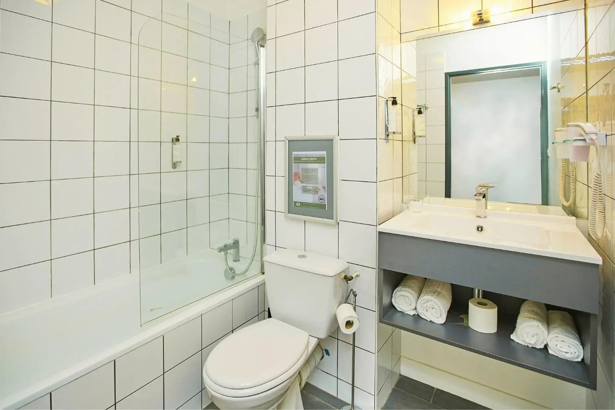 Shower, Bathroom in Sporting House Hôtel