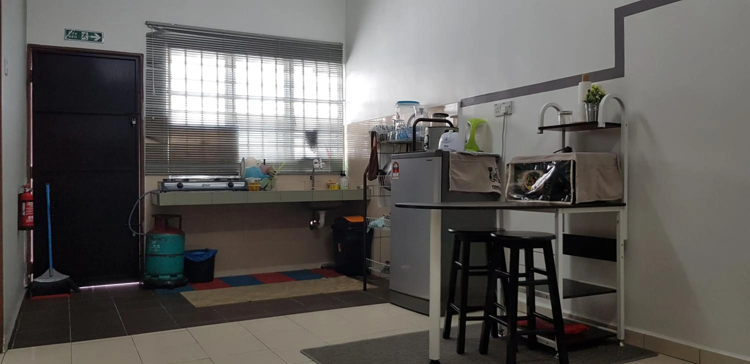 Kitchen or kitchenette in Fahaz Lumut Homestay