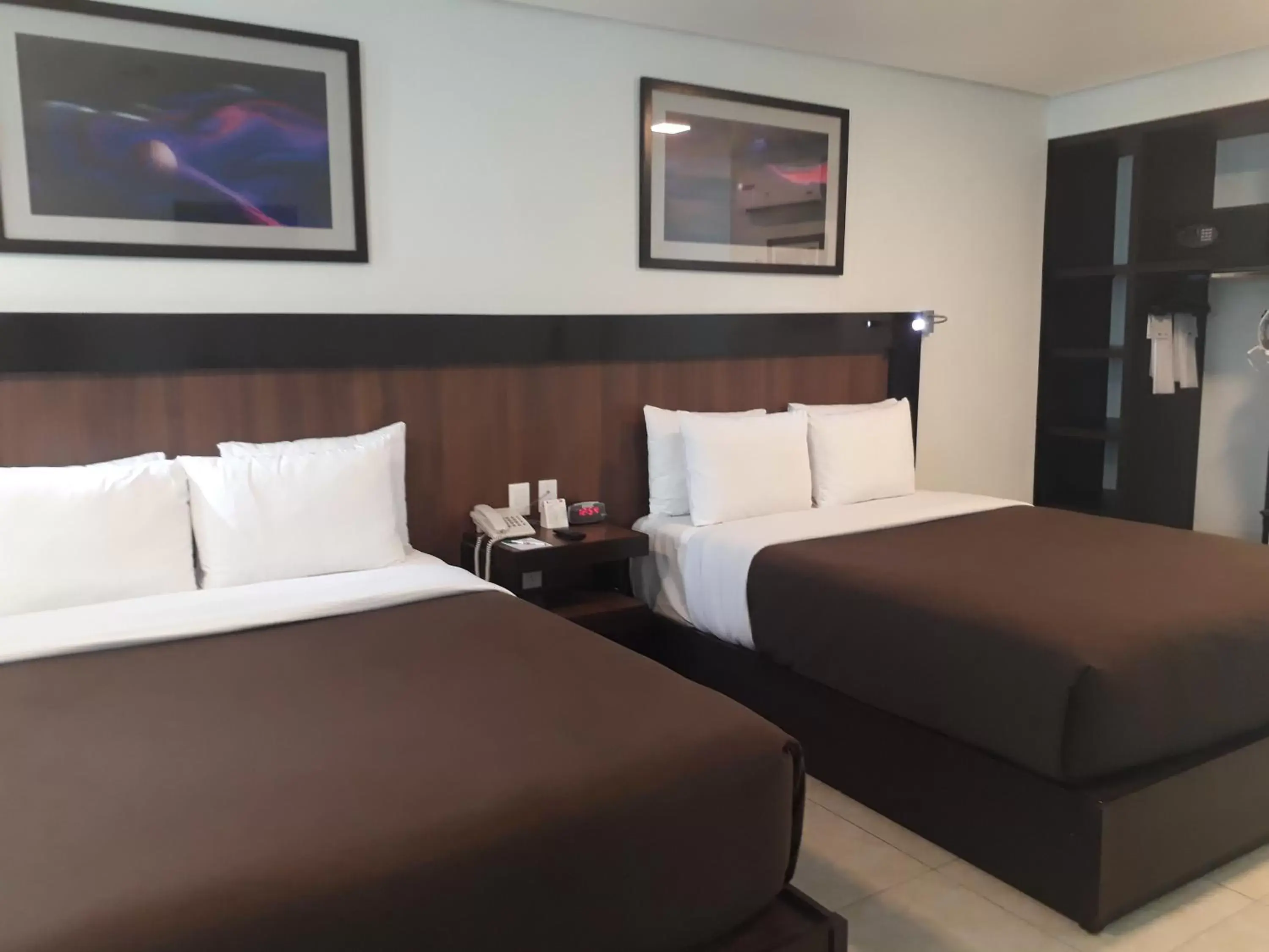 Bedroom, Bed in Hotel & Suites PF