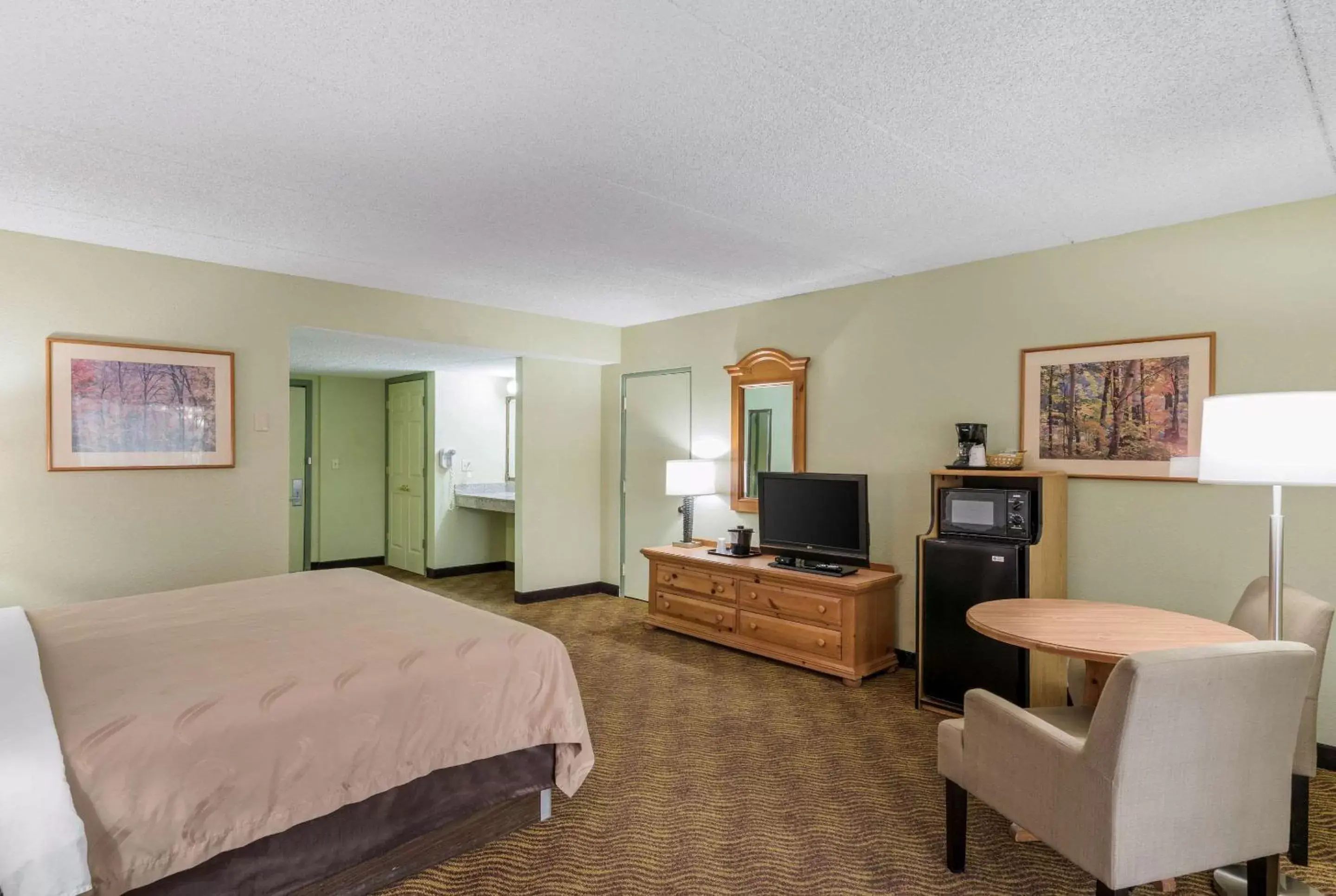 Photo of the whole room, TV/Entertainment Center in Quality Inn Payson