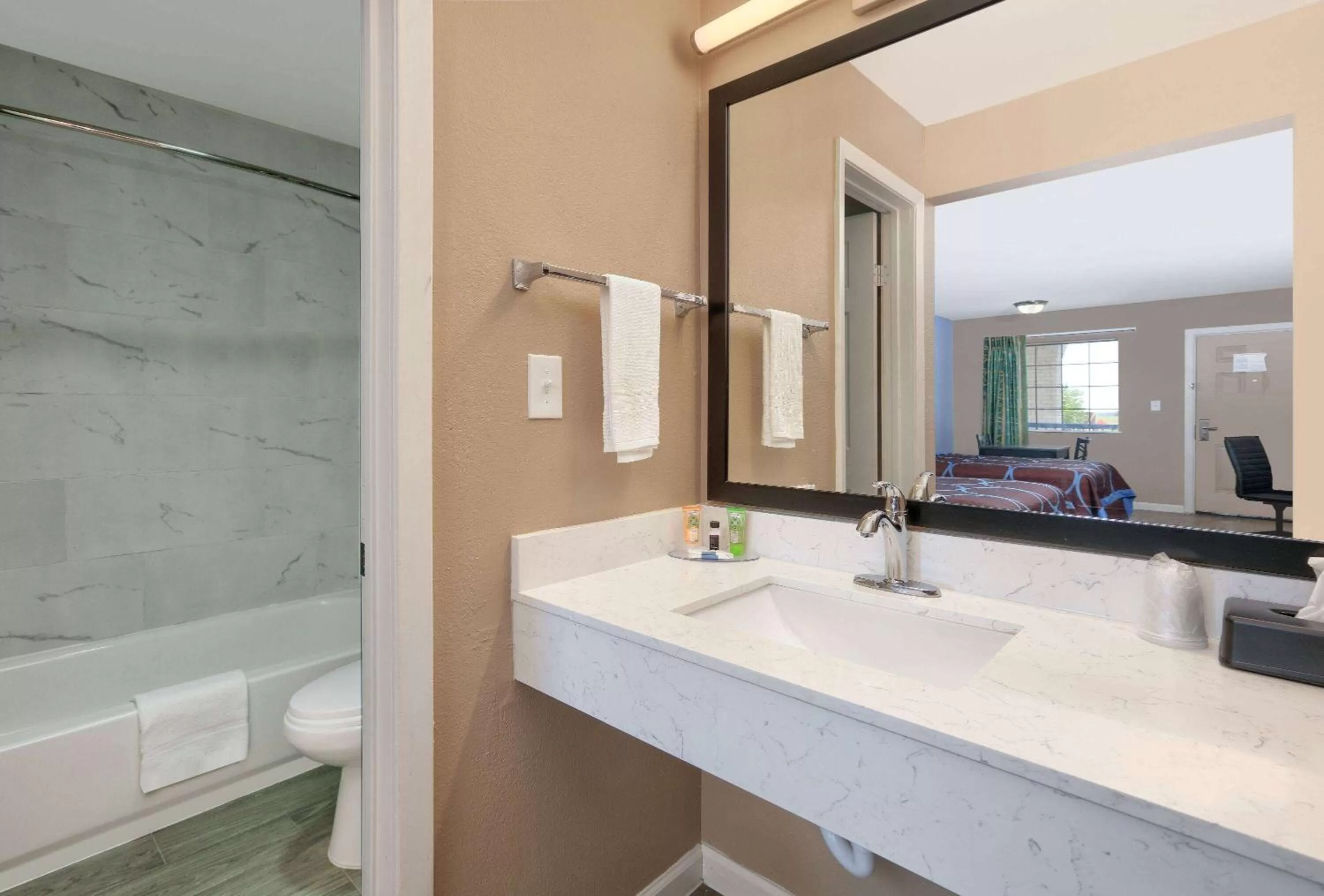 TV and multimedia in Super 8 by Wyndham Victoria - South - Hwy 59