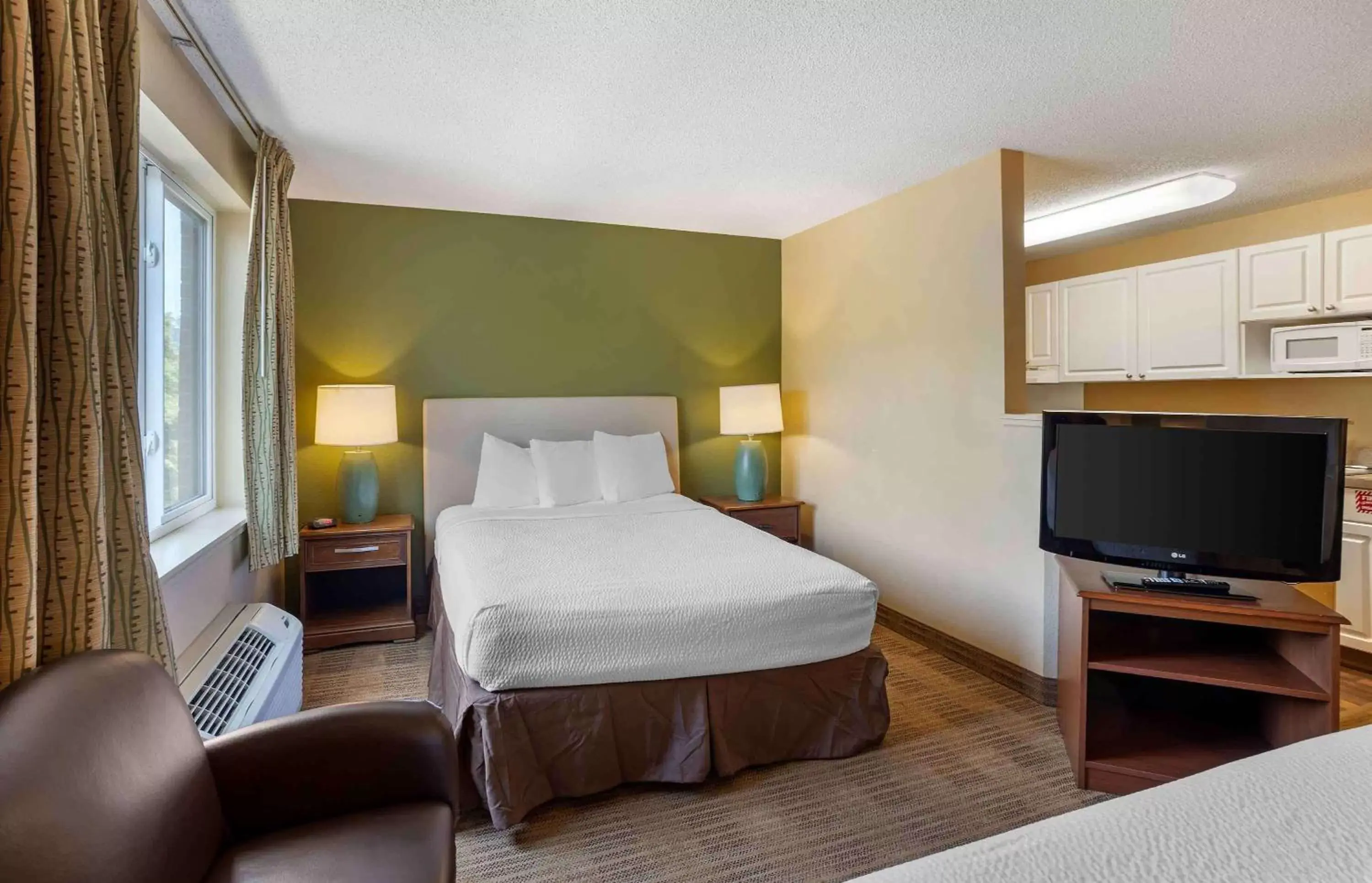 Bedroom, Bed in Extended Stay America Suites - Philadelphia - Mt Laurel - Pacilli Place