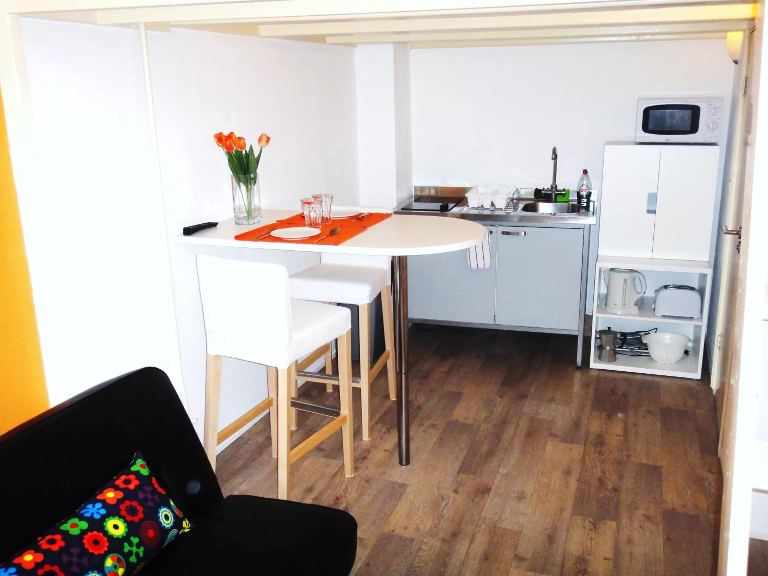 Kitchen or kitchenette in Orange Suite Studio