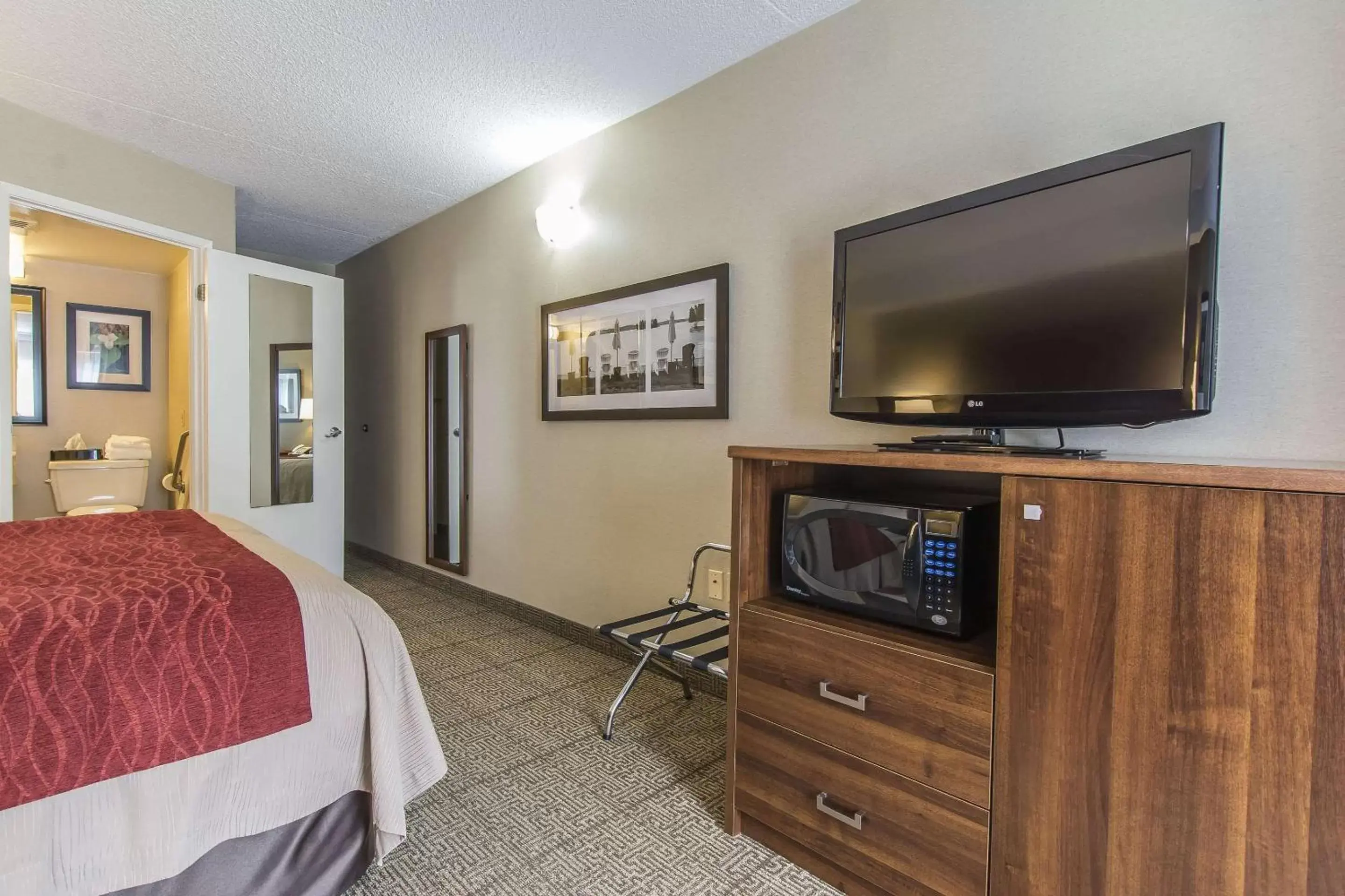 Photo of the whole room, TV/Entertainment Center in Comfort Inn Huntsville