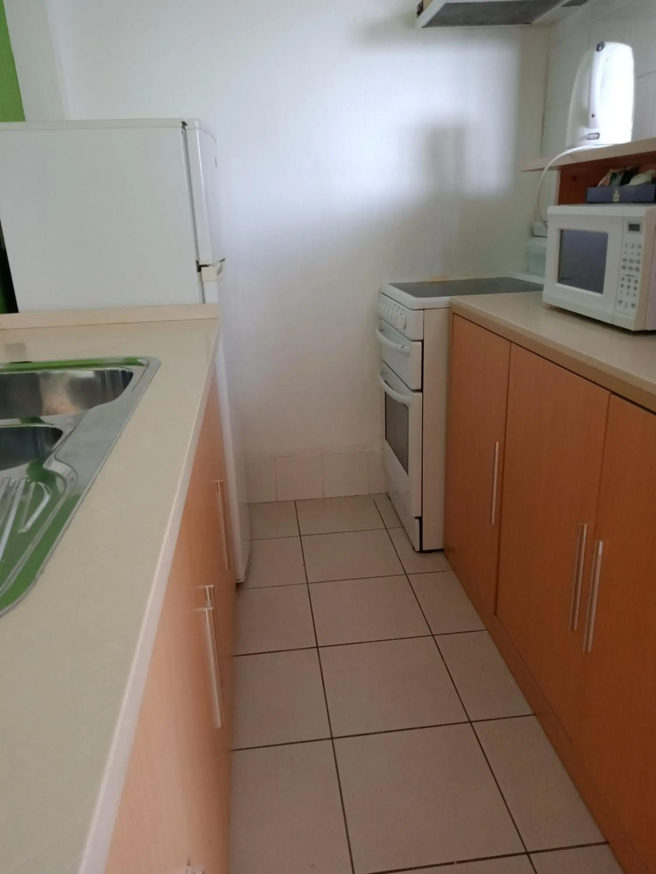 Kitchen or kitchenette, Kitchen/Kitchenette in Annerley Motor Inn