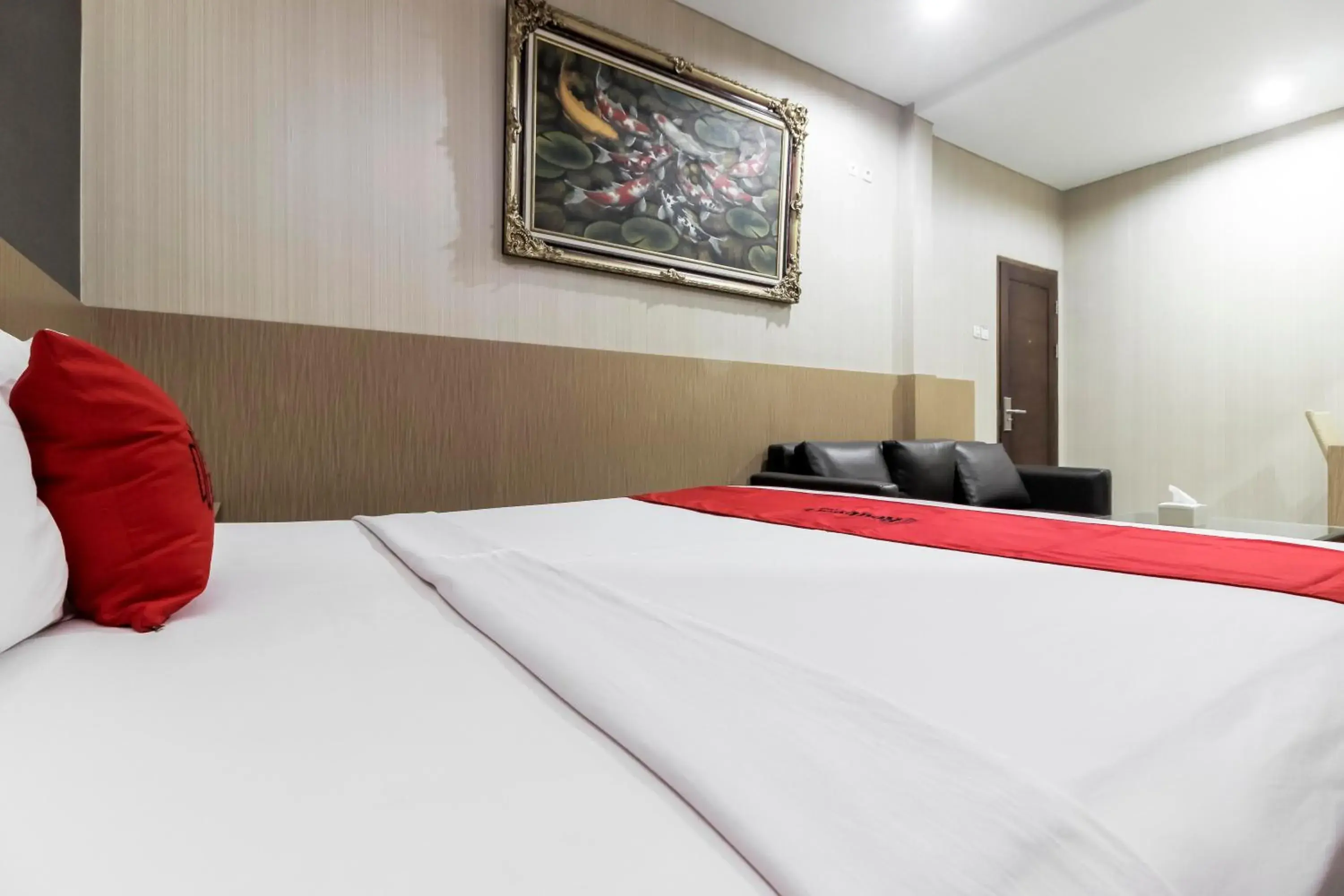 Bedroom, Bed in RedDoorz Plus @ Tuparev Cirebon