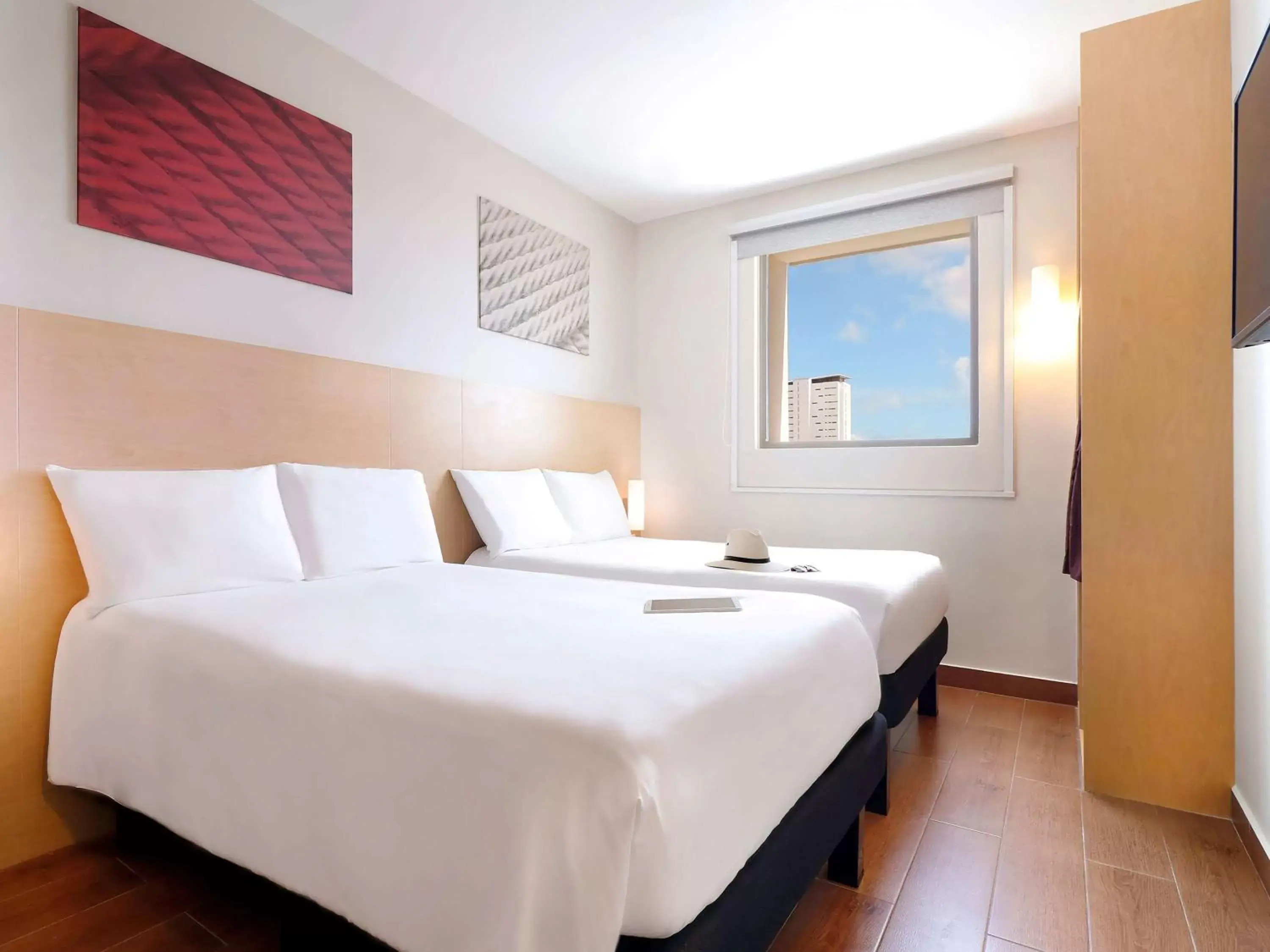Photo of the whole room, Bed in Ibis Cancun Centro