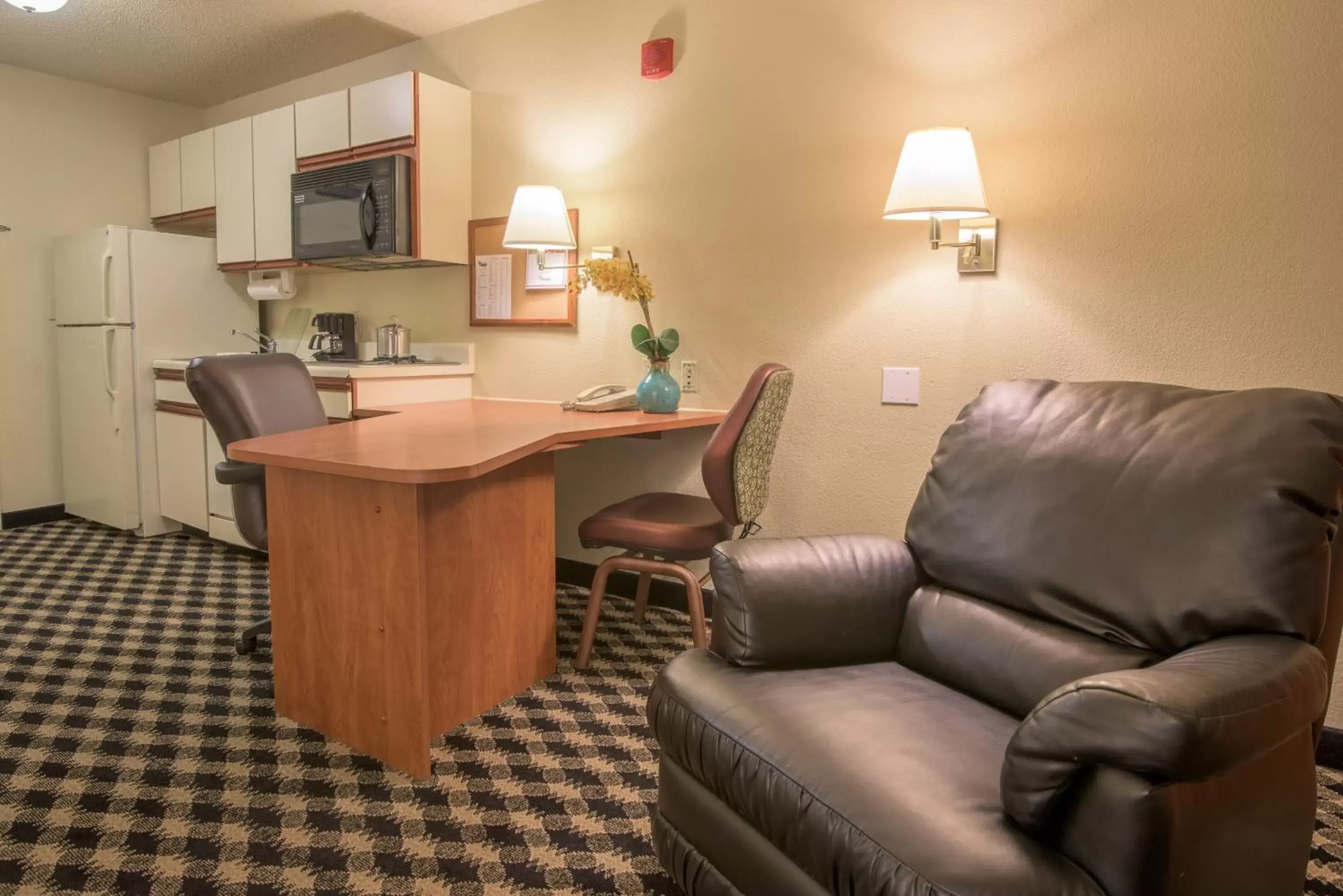 Kitchen or kitchenette, Seating Area in MCM Elegante Suites