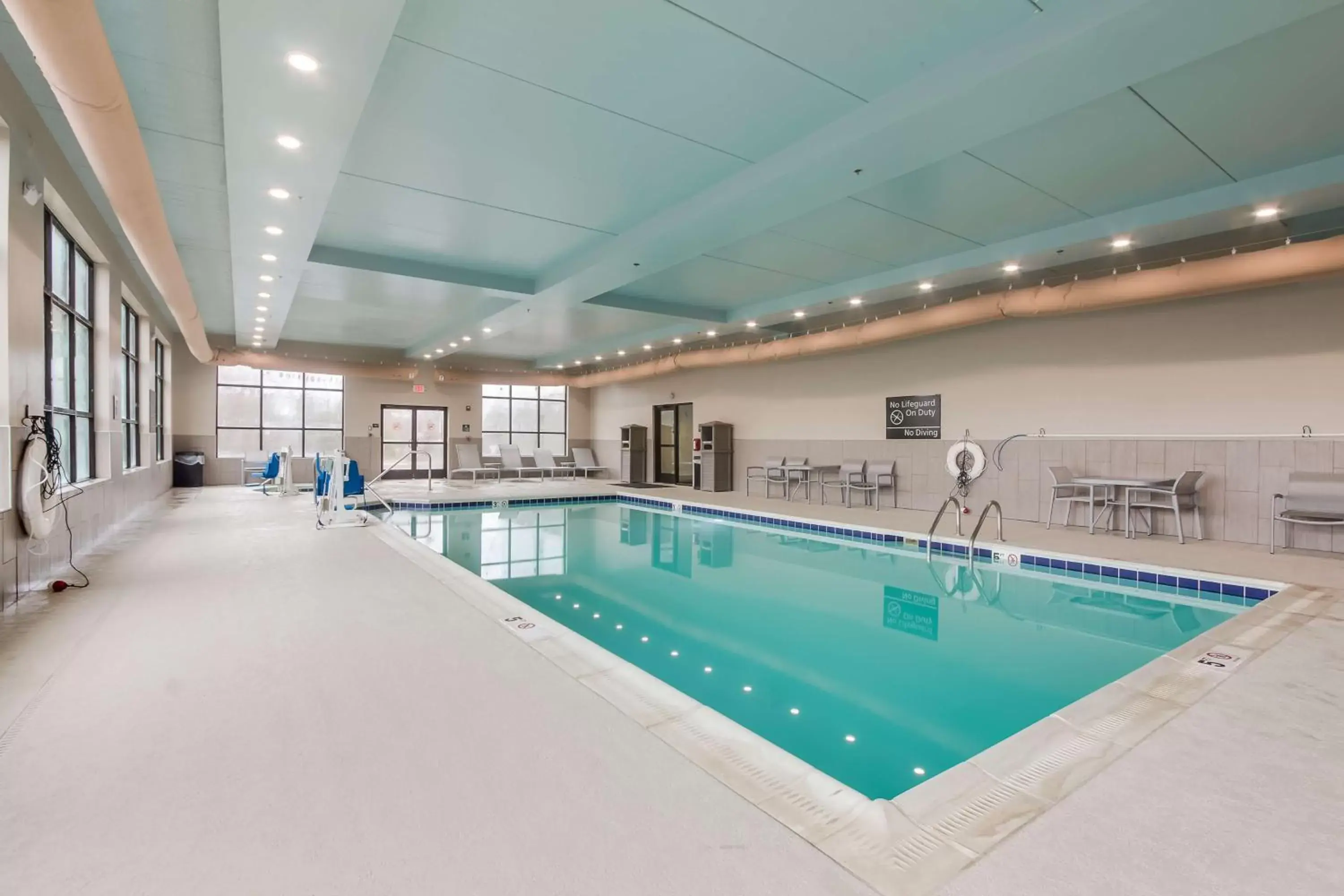 Pool view, Swimming Pool in Hampton Inn White House