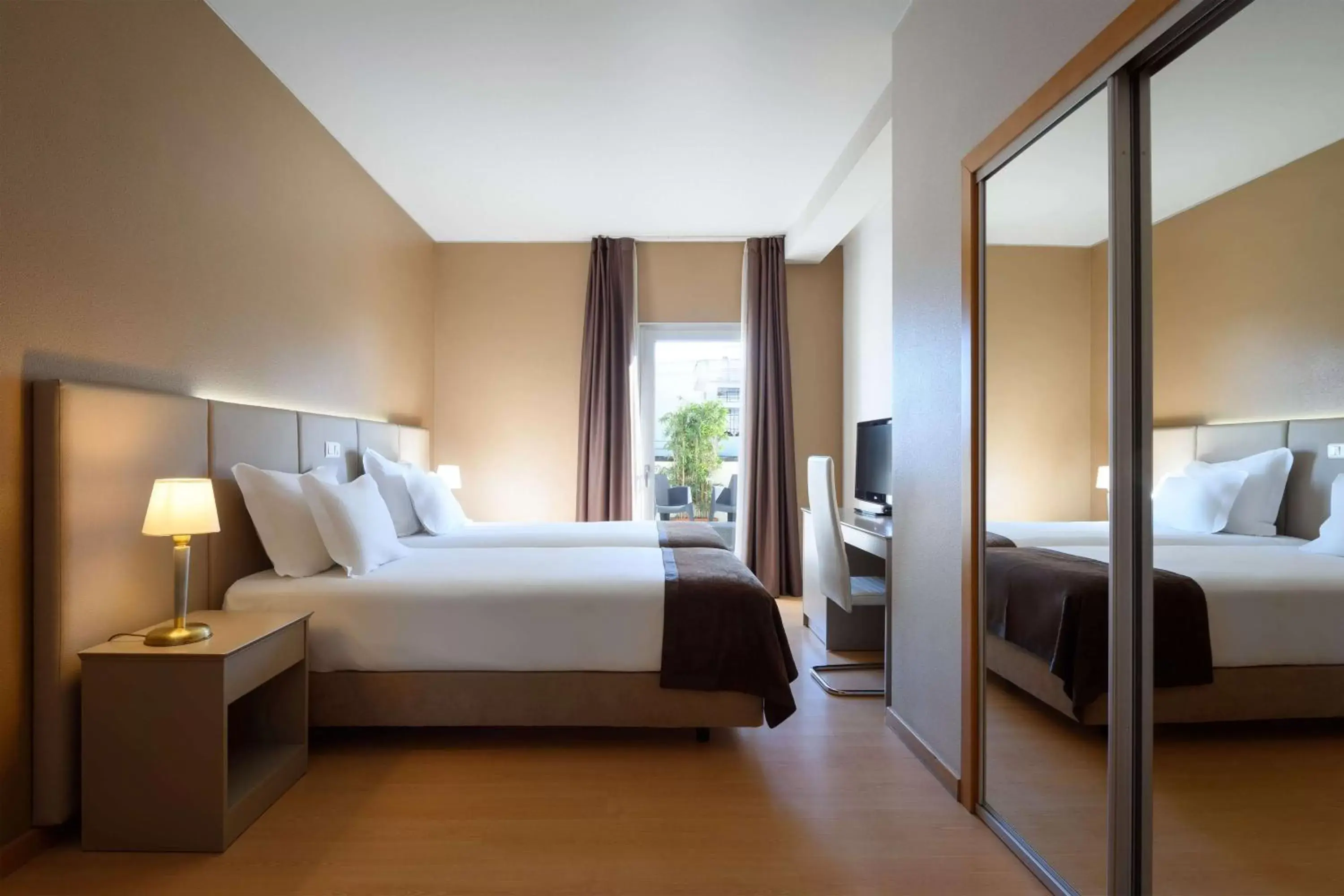 Photo of the whole room, Bed in TRYP by Wyndham Porto Centro Hotel