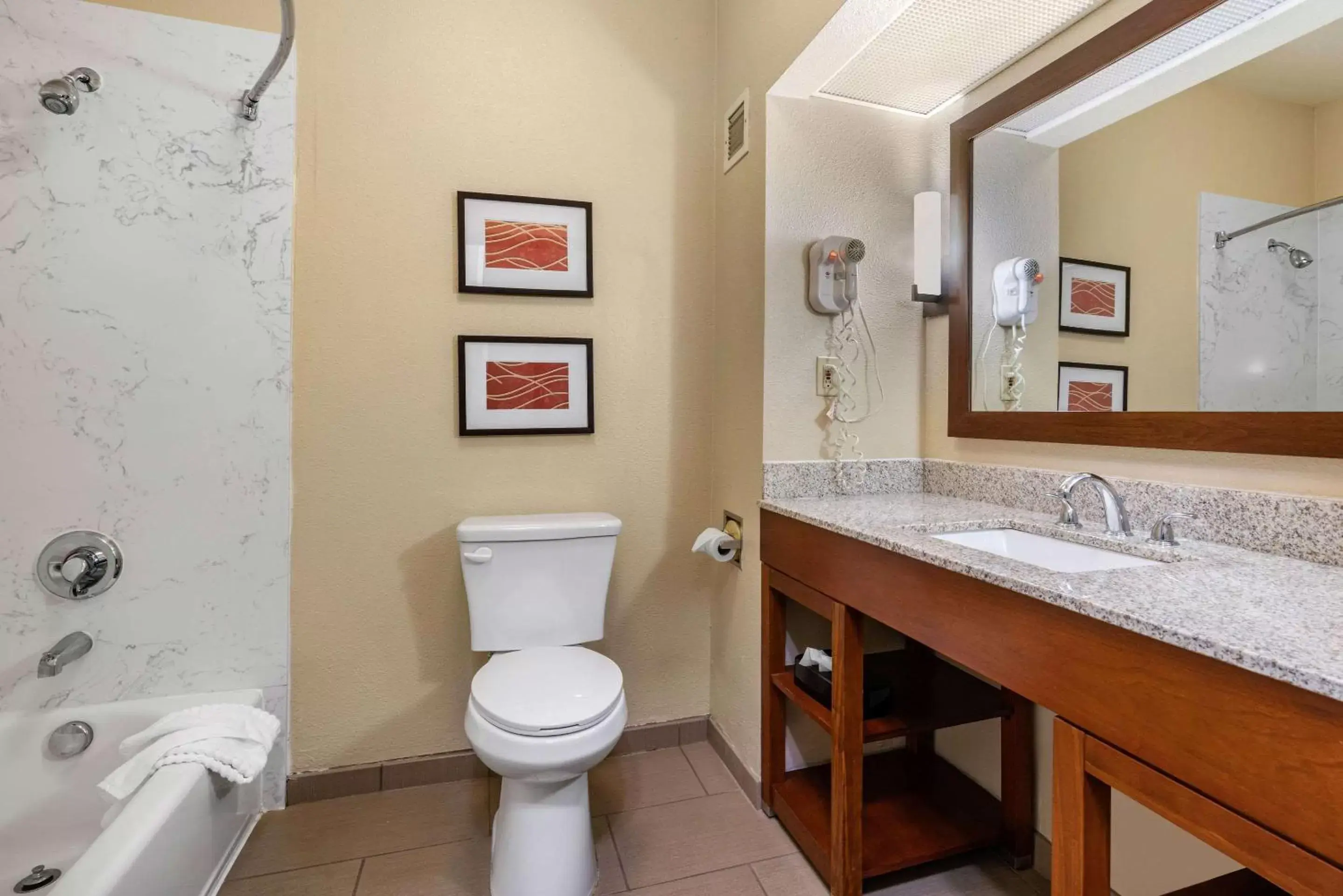 Photo of the whole room, Bathroom in Comfort Inn & Suites Sacramento – University Area