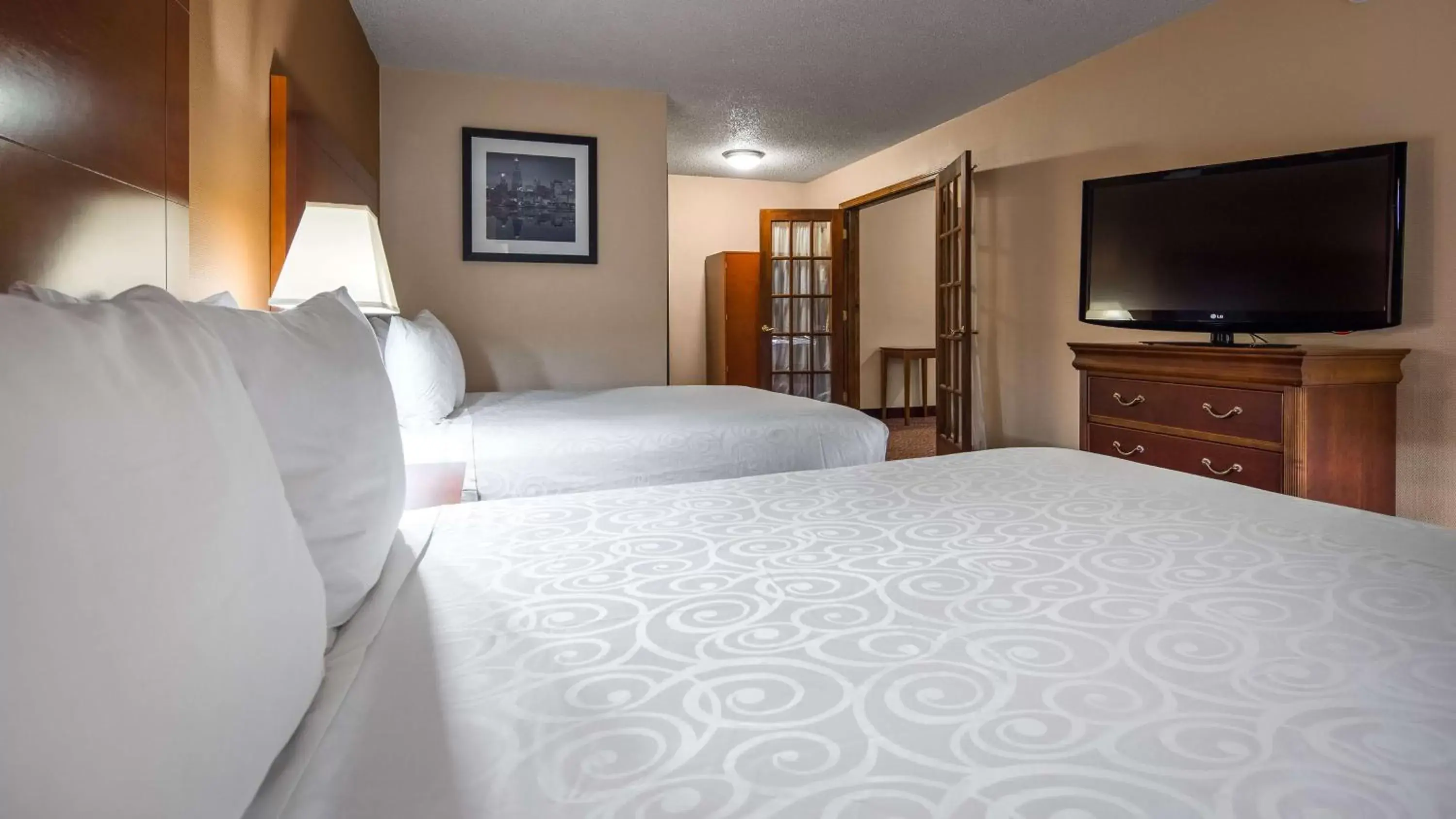 Photo of the whole room, Bed in Best Western Inn of St. Charles