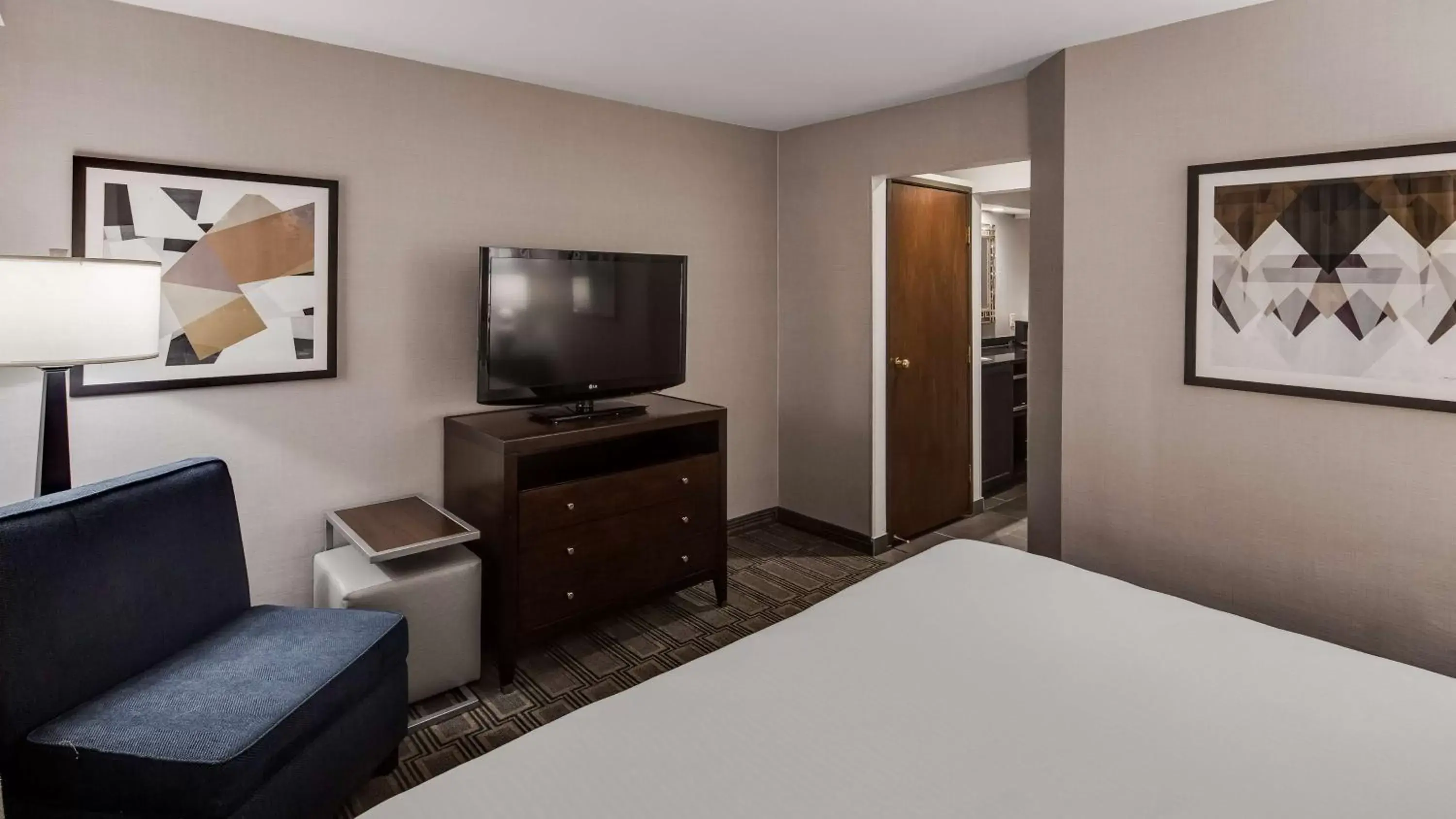 Photo of the whole room, TV/Entertainment Center in Best Western Lapeer Inn