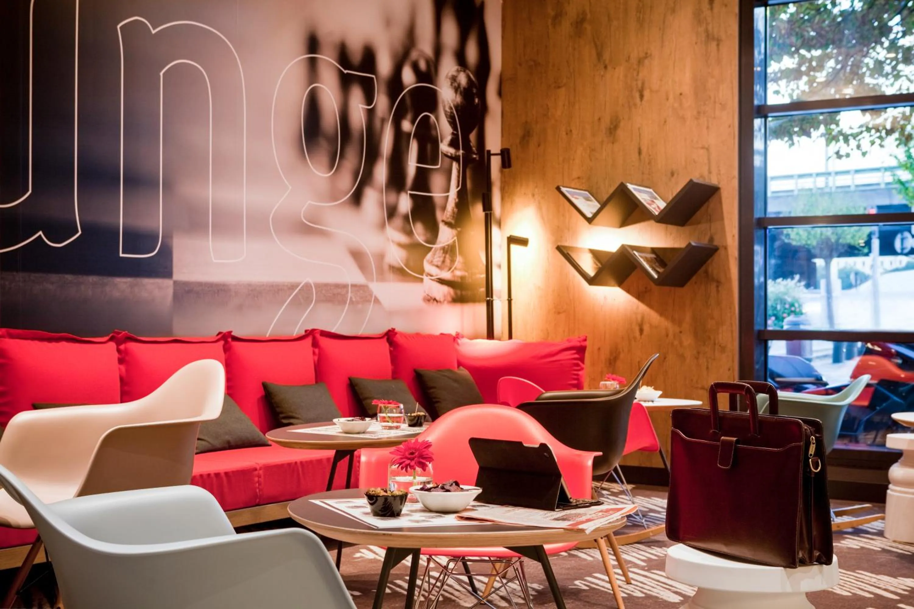 Lobby or reception in ibis Saint Quentin en Yvelines - Vélodrome