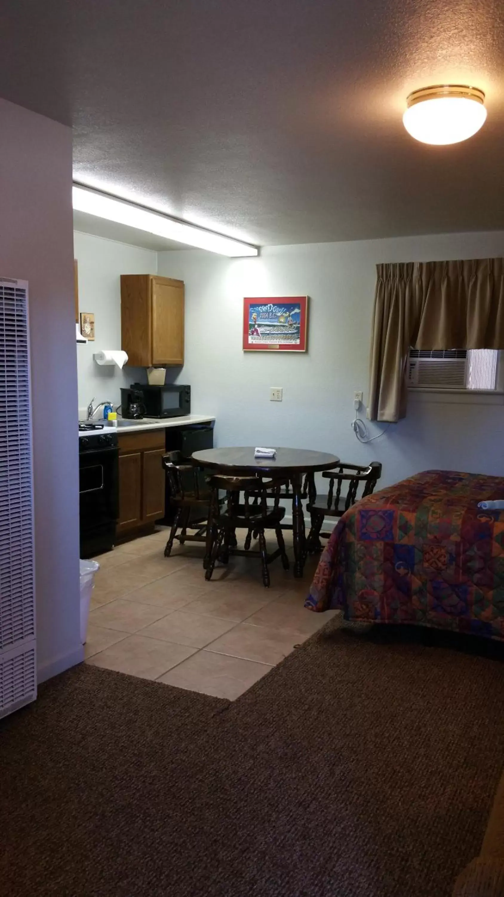Kitchen or kitchenette, Dining Area in The Siesta Motel