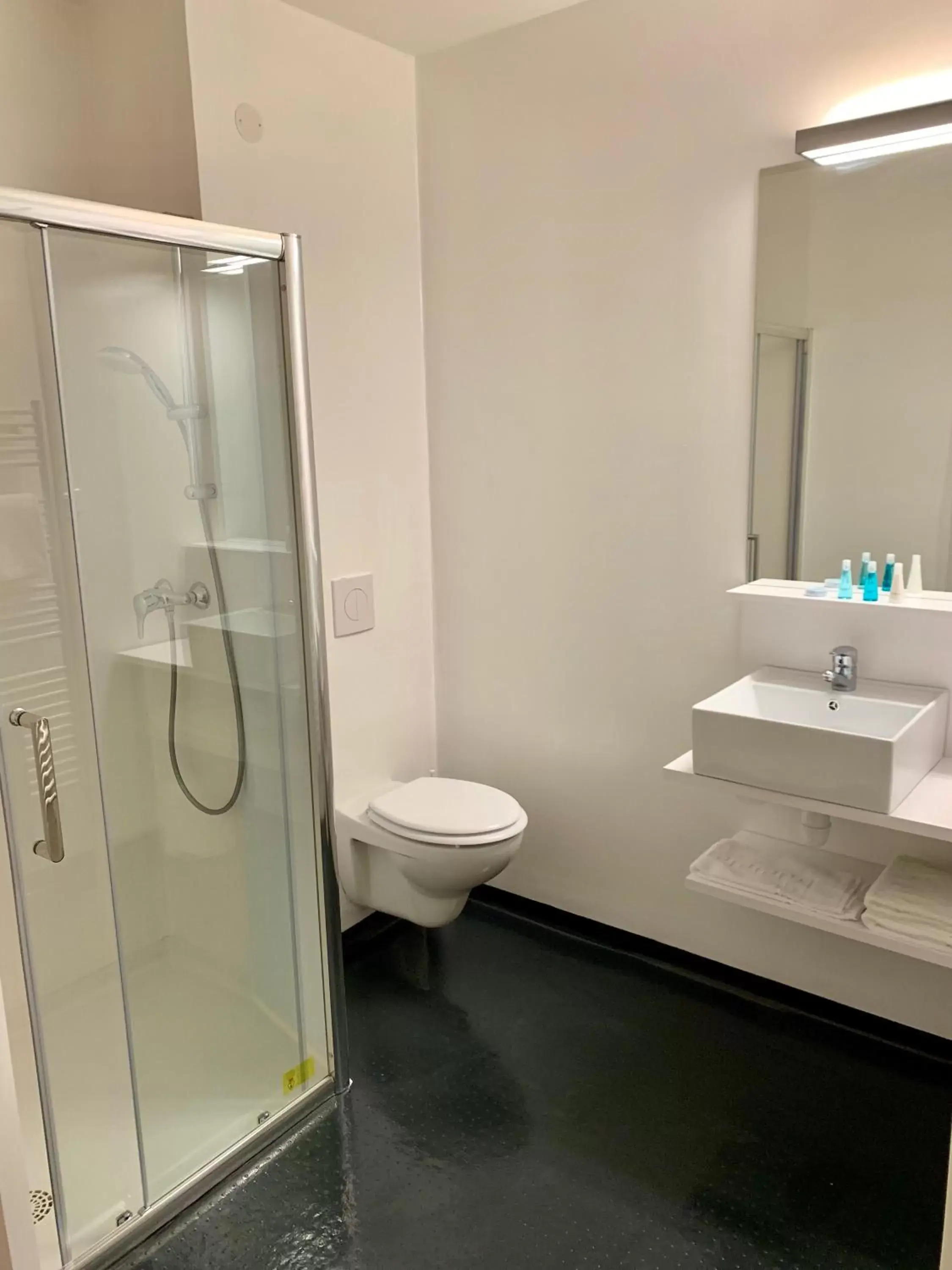 Shower, Bathroom in Brit Hotel Bordeaux Arena