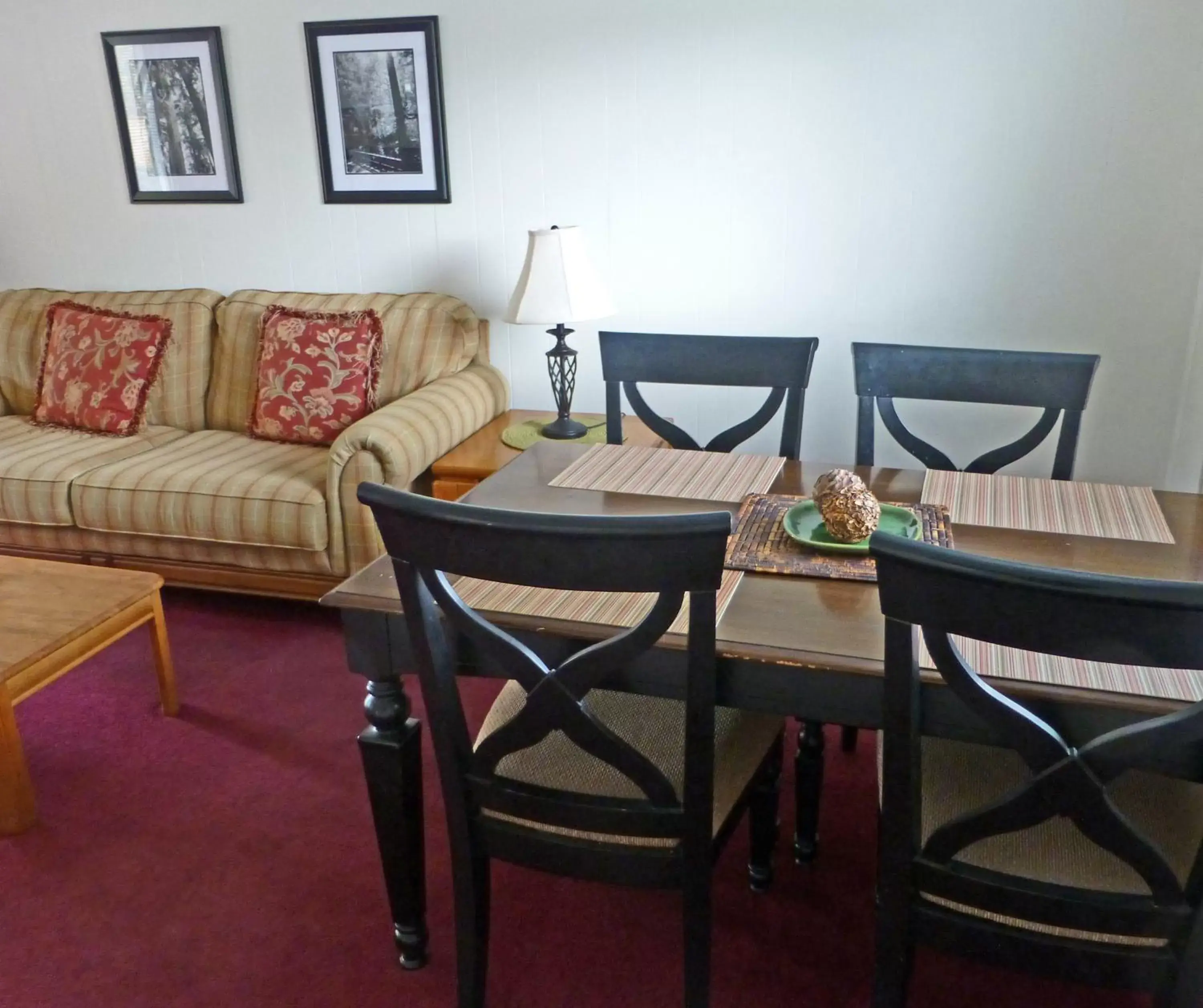 Dining area, Seating Area in Redwood Suites