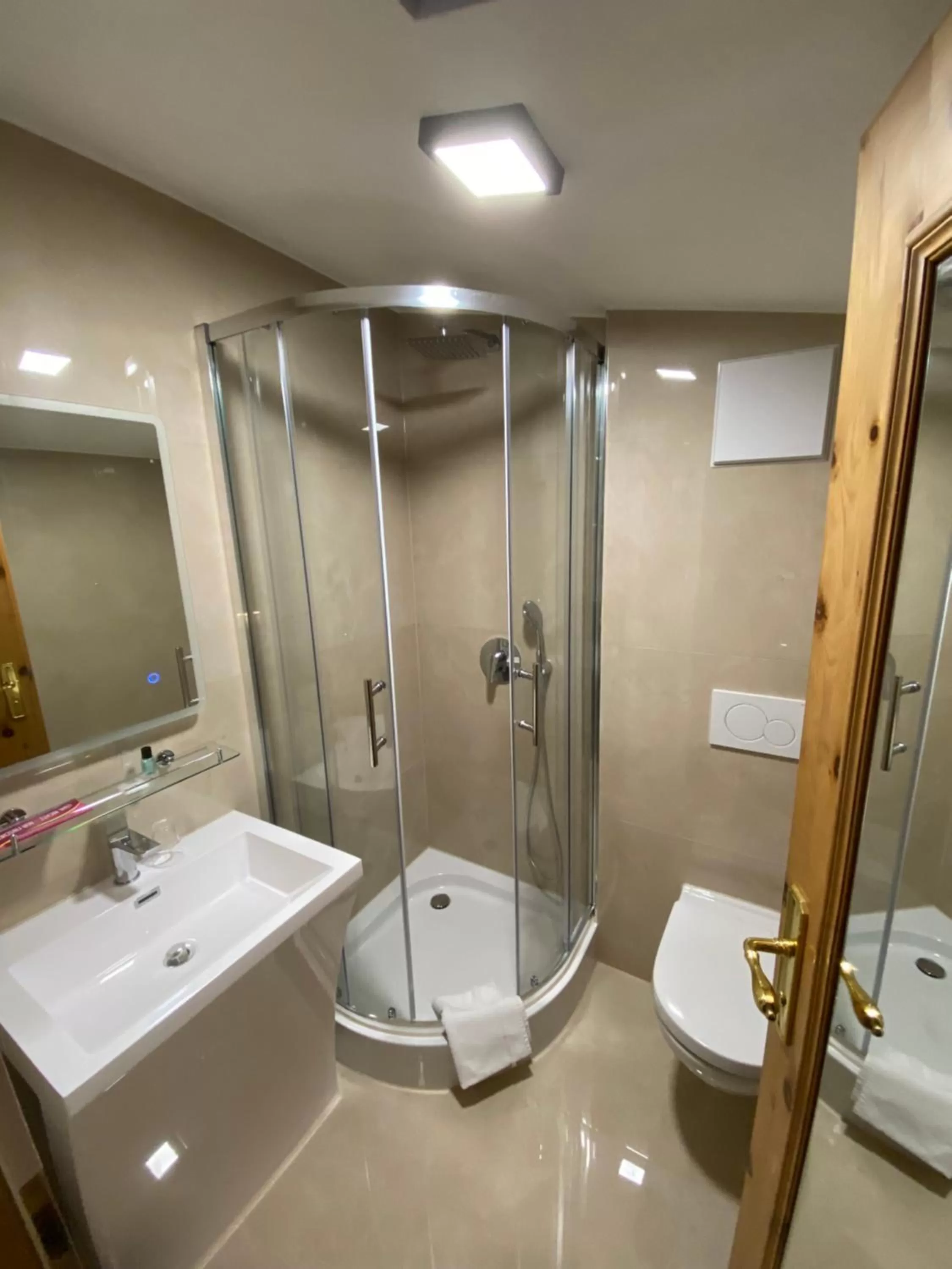 Bathroom in Atlas Posthotel