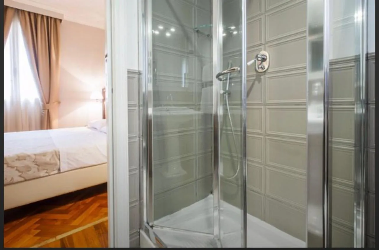 Shower, Bed in Hotel Lombardia