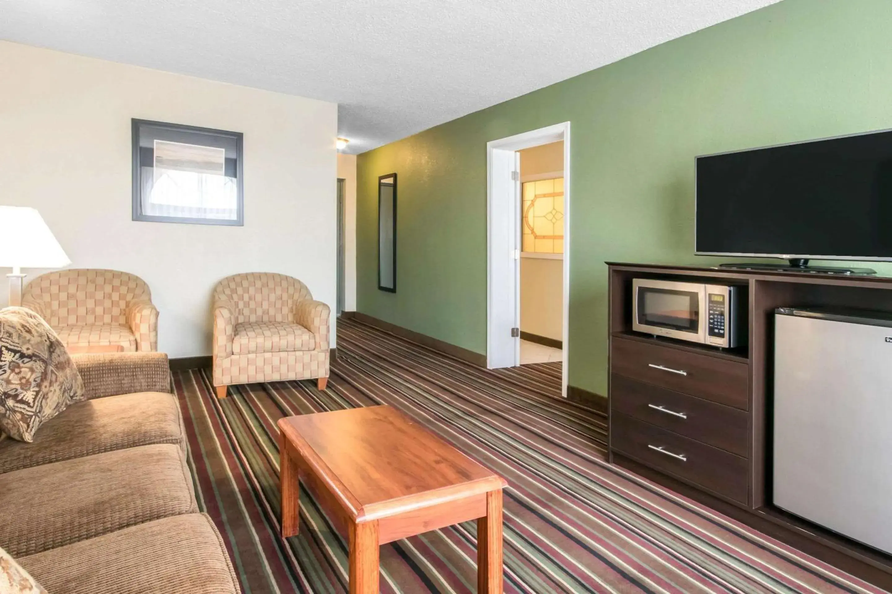 Photo of the whole room, Seating Area in Quality Inn & Suites - Horse Cave