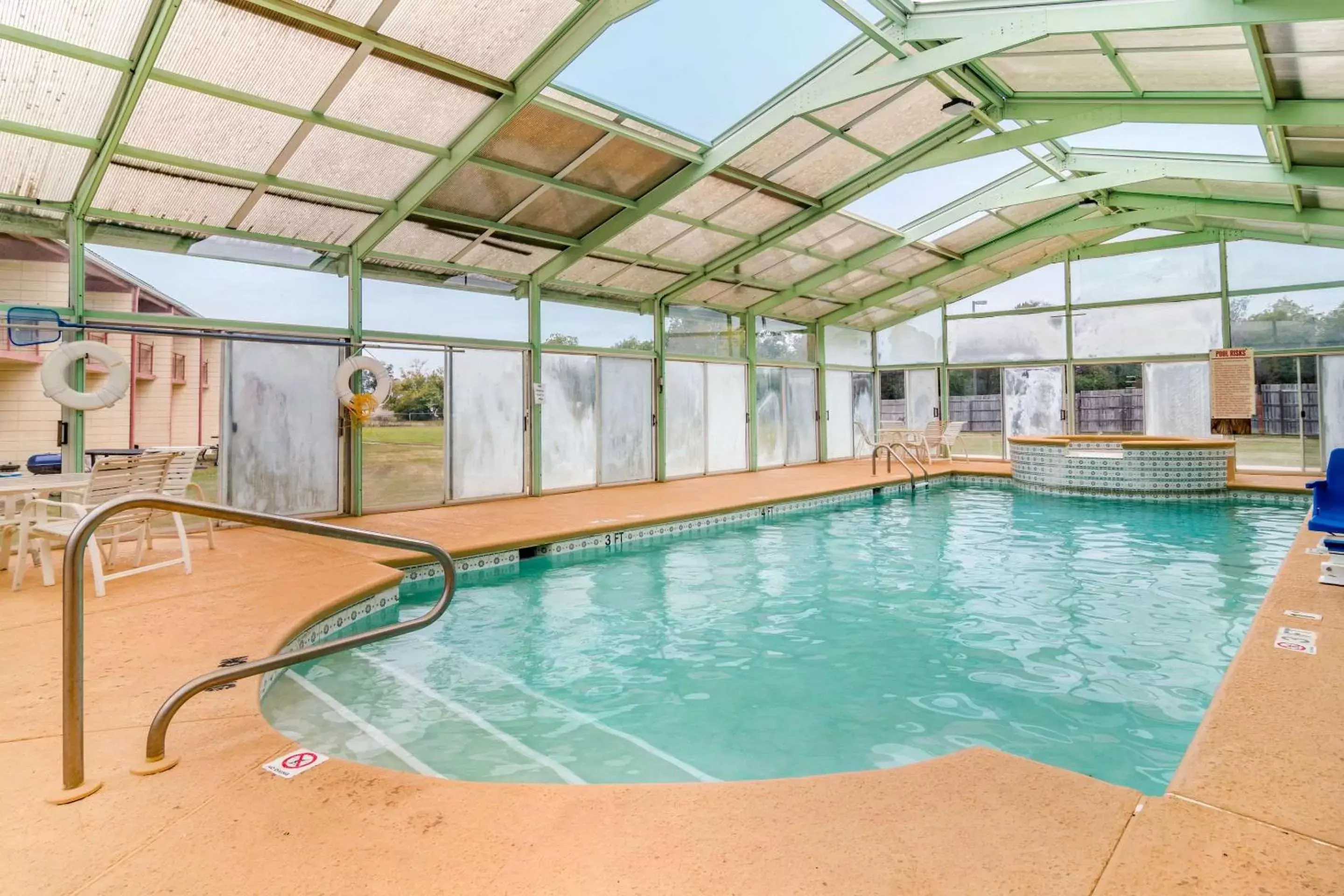 Swimming Pool in Econo Lodge - Perry National Fair Ground Area