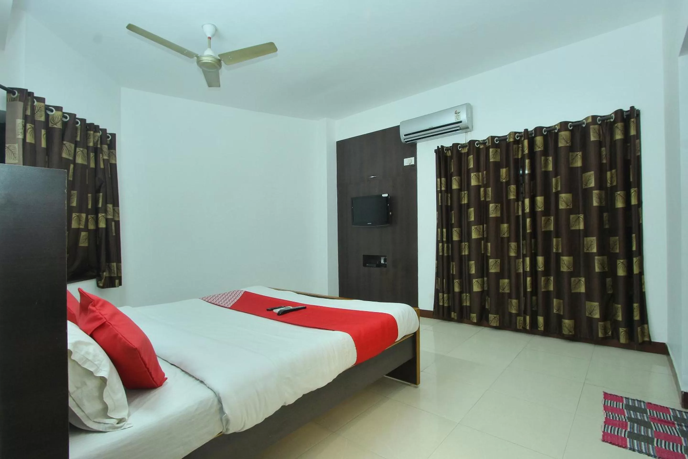 Bed in Lake View Hotel