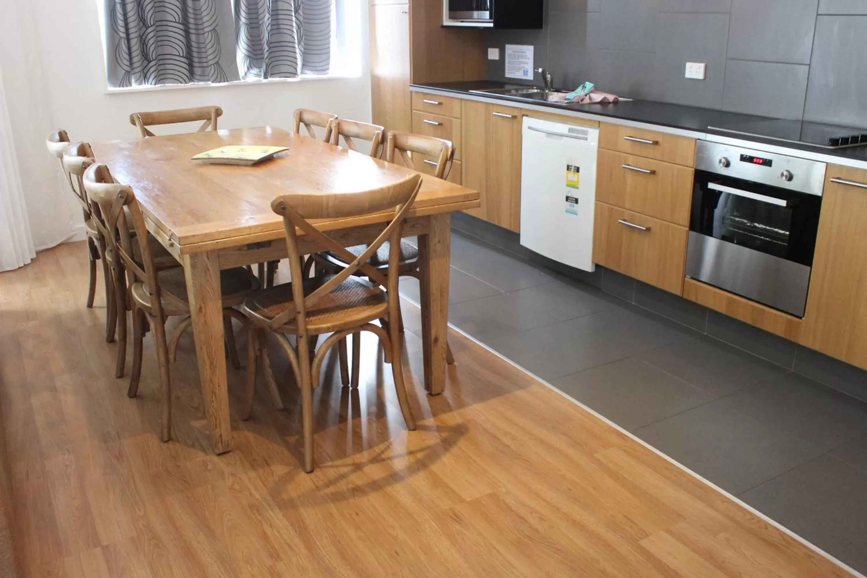 Kitchen or kitchenette, Dining Area in Currumbin Sands On The Beach