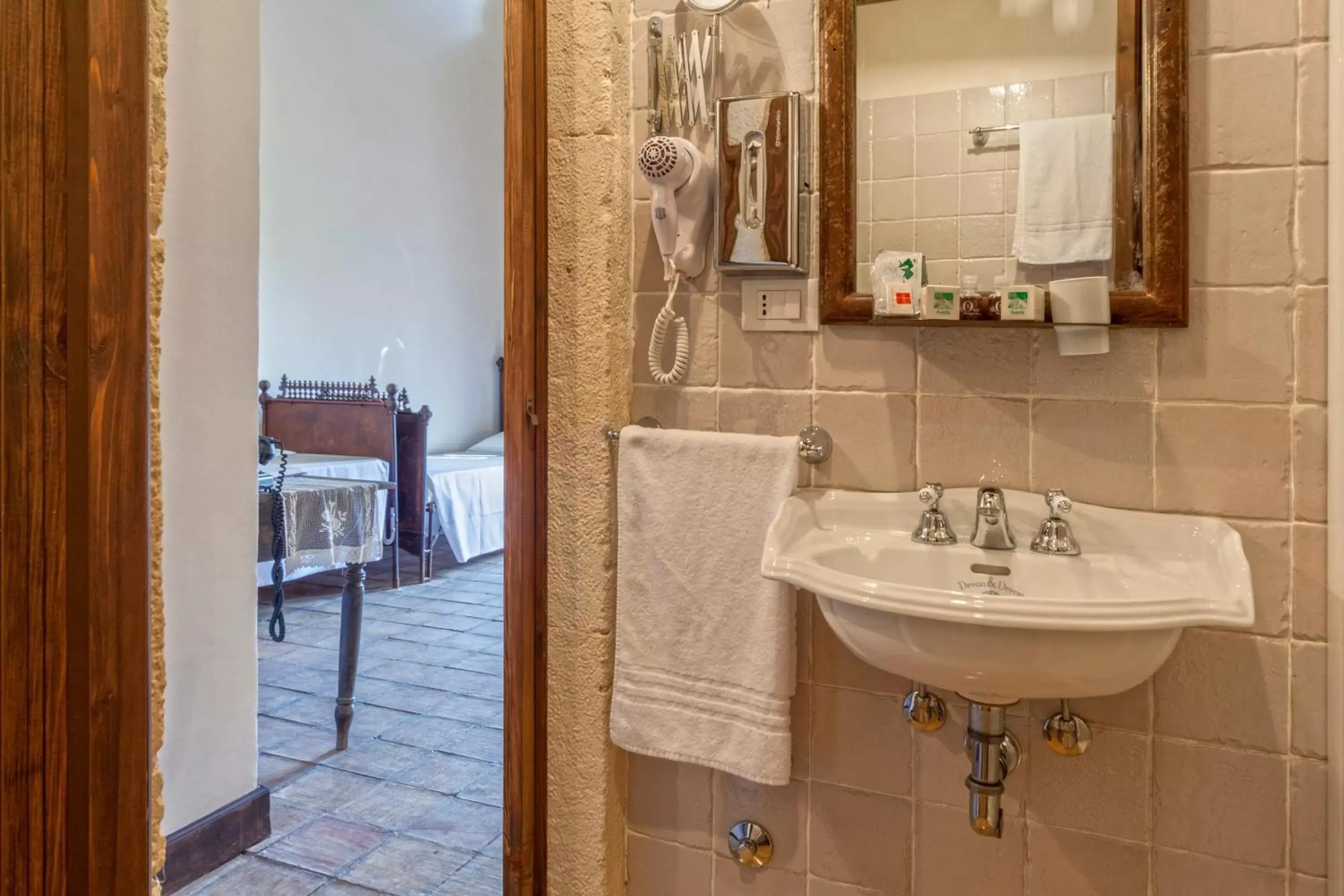 Bathroom in Masseria Fortificata Lo Zafferaneto