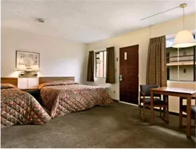 Photo of the whole room in Travelers Inn