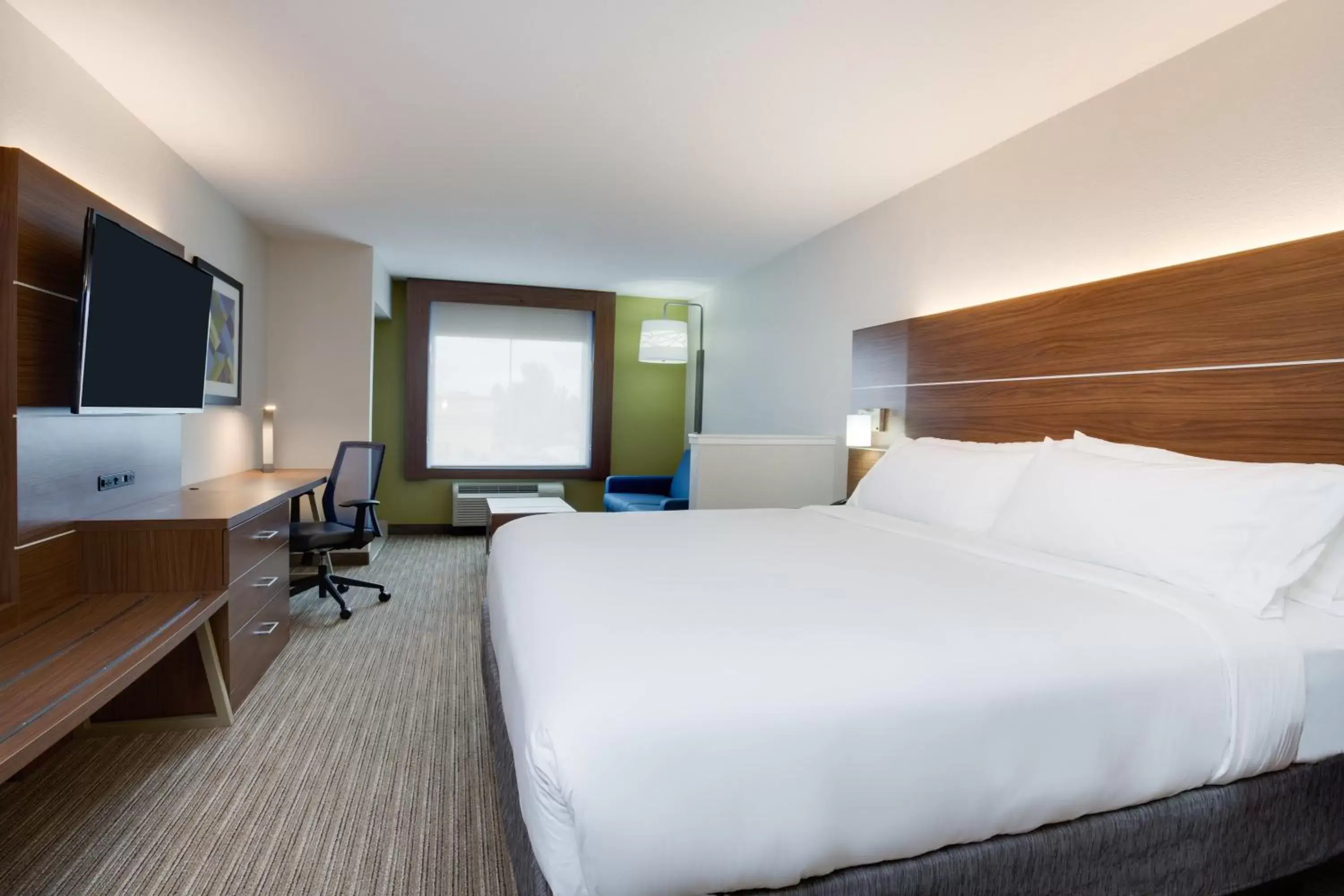 Photo of the whole room, Bed in Holiday Inn Express & Suites., an IHG Hotel
