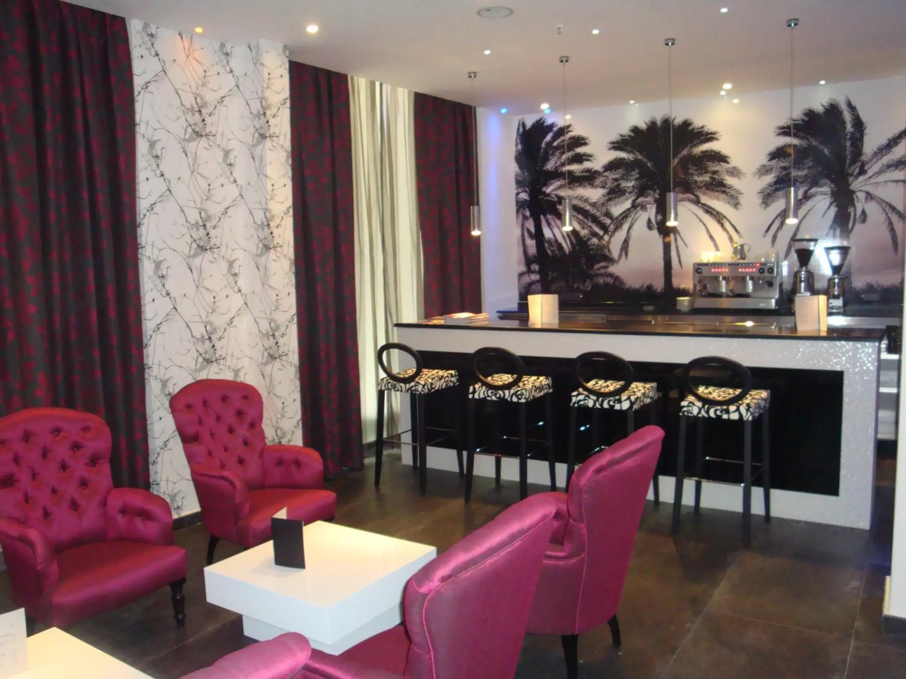 Restaurant/places to eat, Lounge/Bar in Hotel California