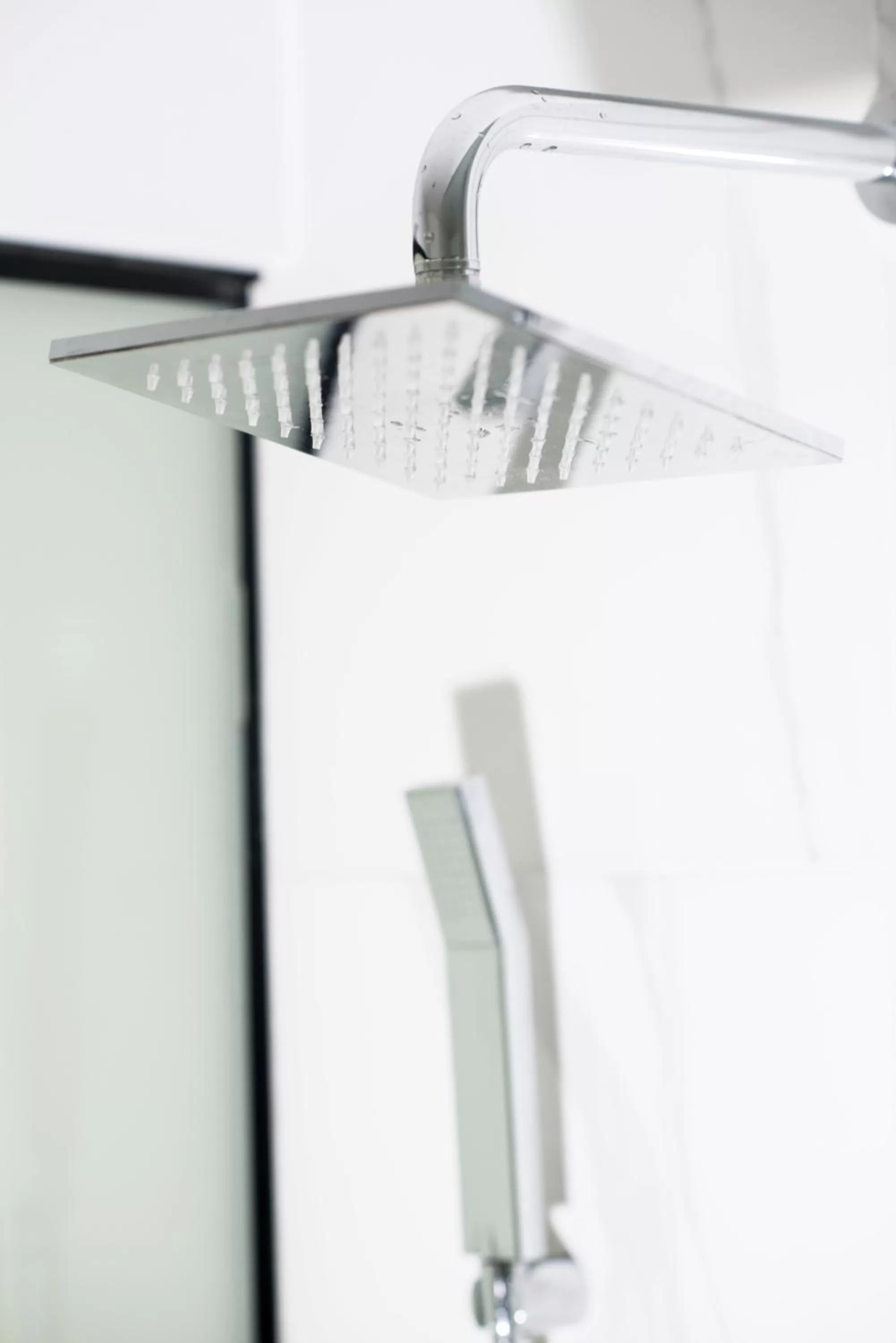 Shower in Napa Mermaid Hotel & Suites