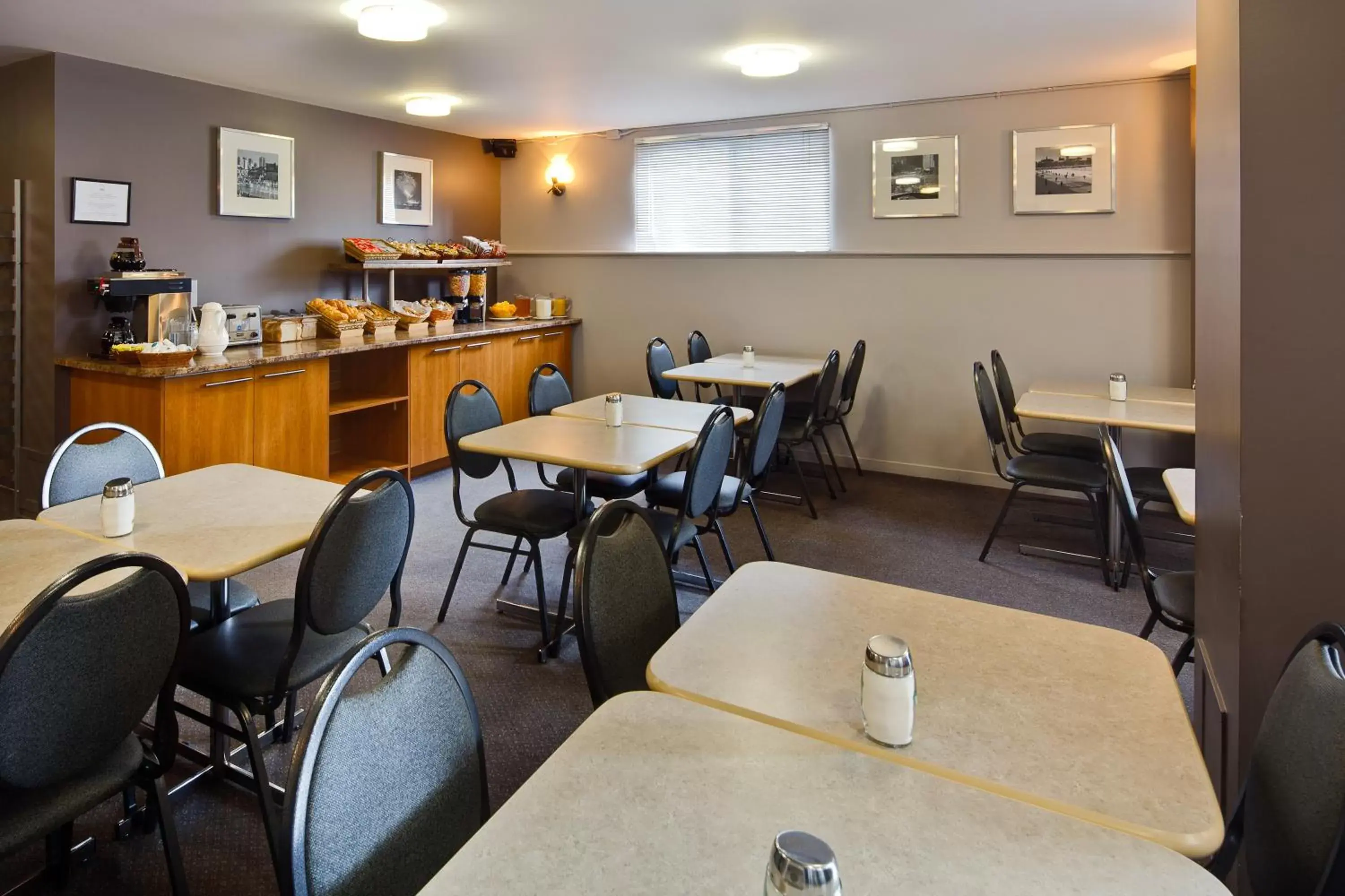 Coffee/tea facilities, Restaurant/Places to Eat in Hotel le Roberval