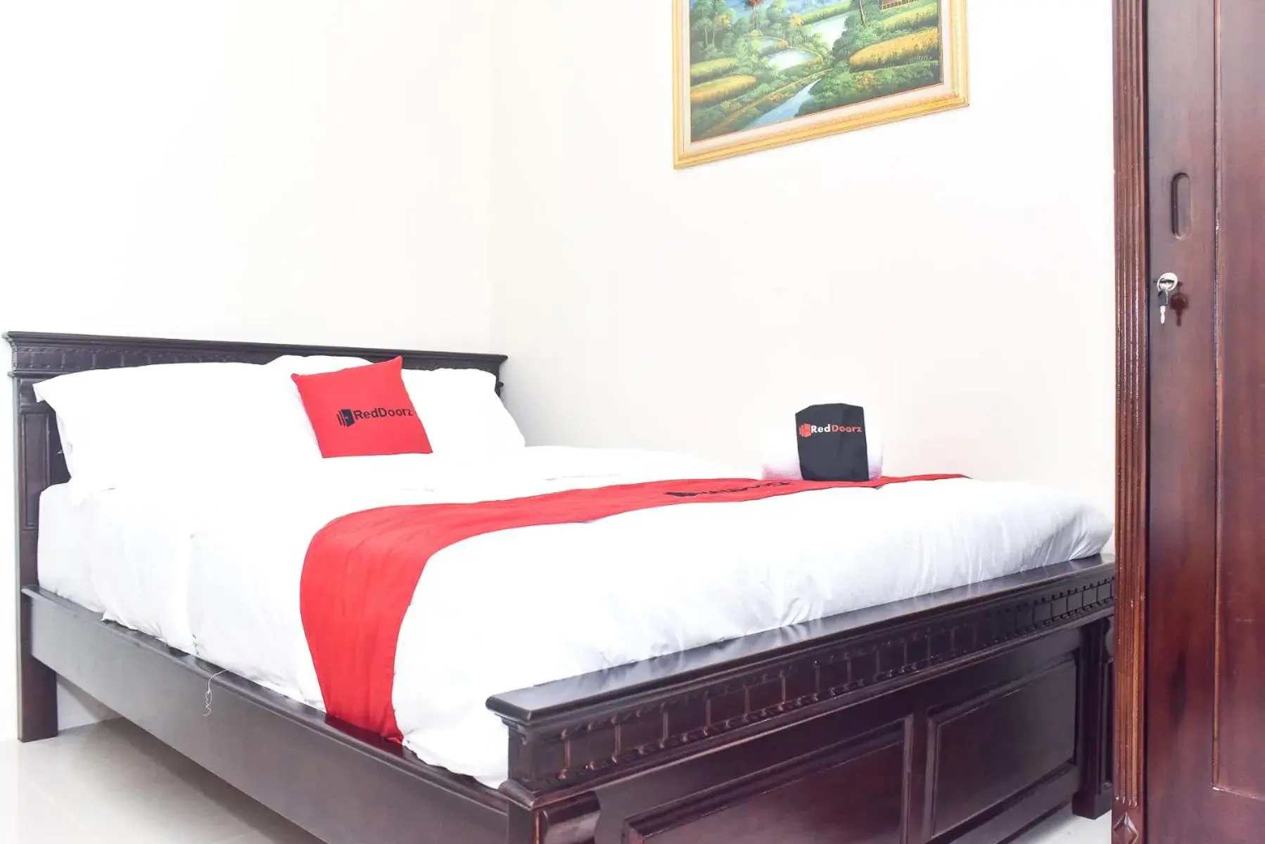 Bedroom, Bed in RedDoorz Syariah near Gelora Delta Sidoarjo 2