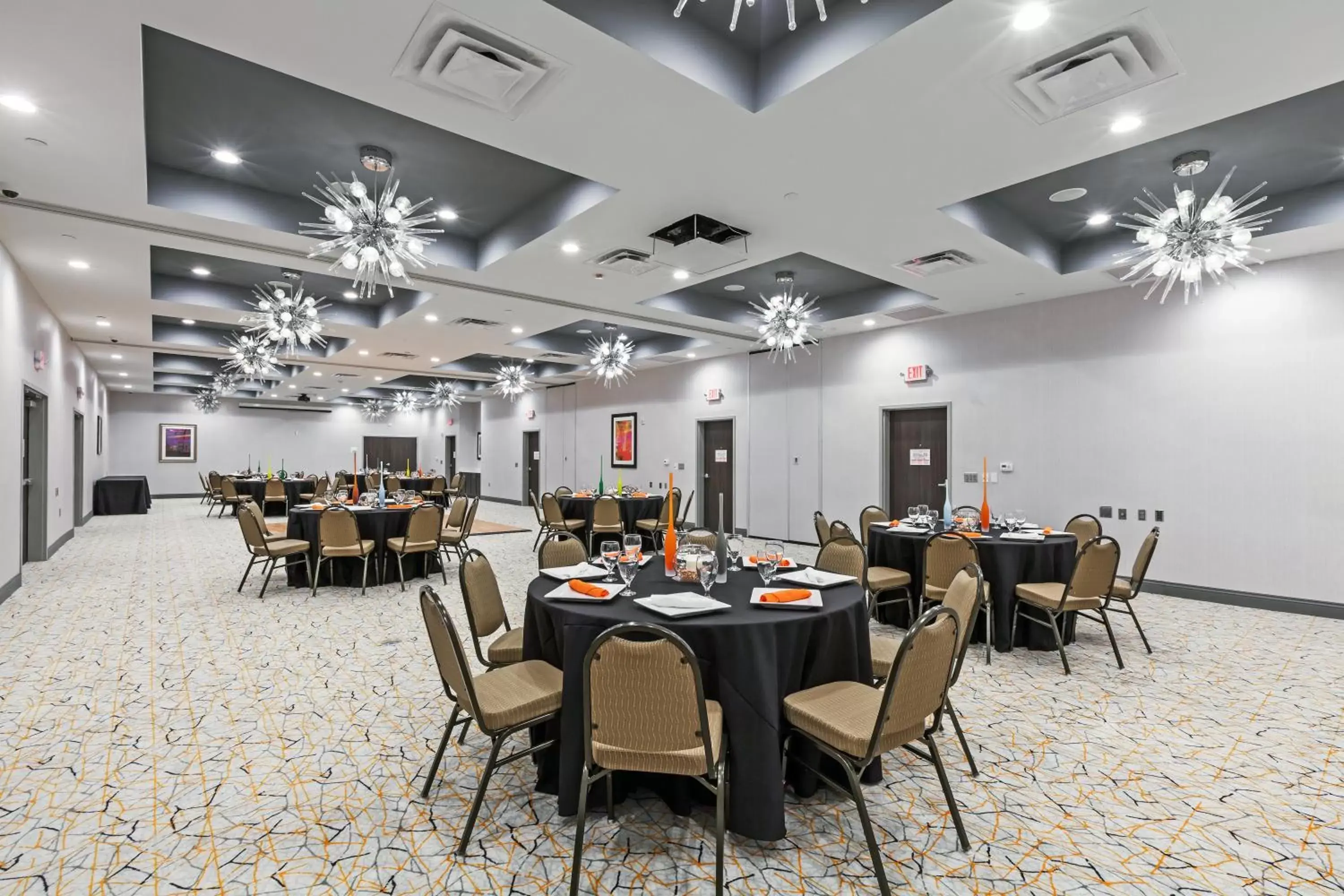 Meeting/conference room, Restaurant/Places to Eat in Holiday Inn Houston NE-Bush Airport Area, an IHG Hotel