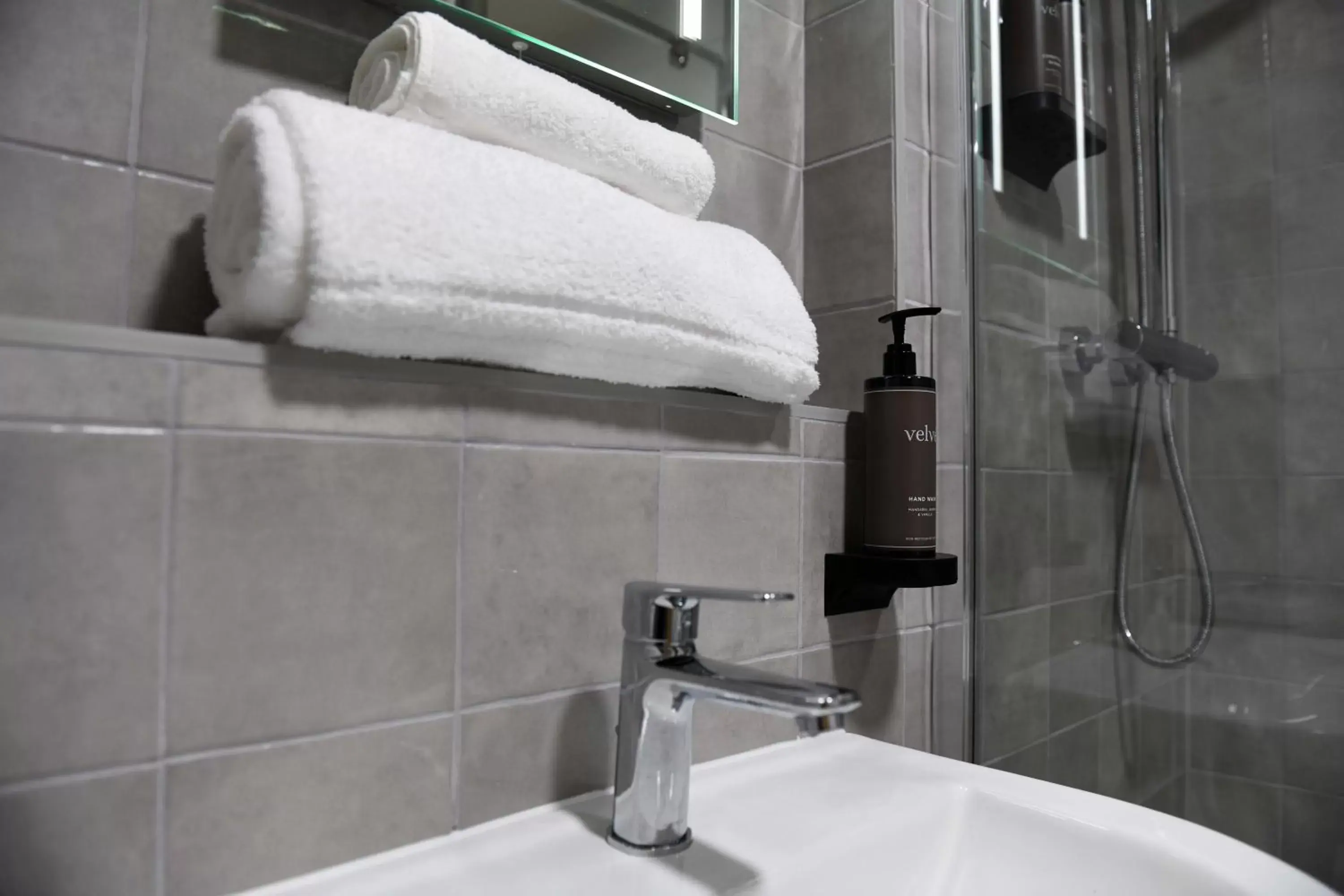 Shower, Bathroom in Park Head Hotel