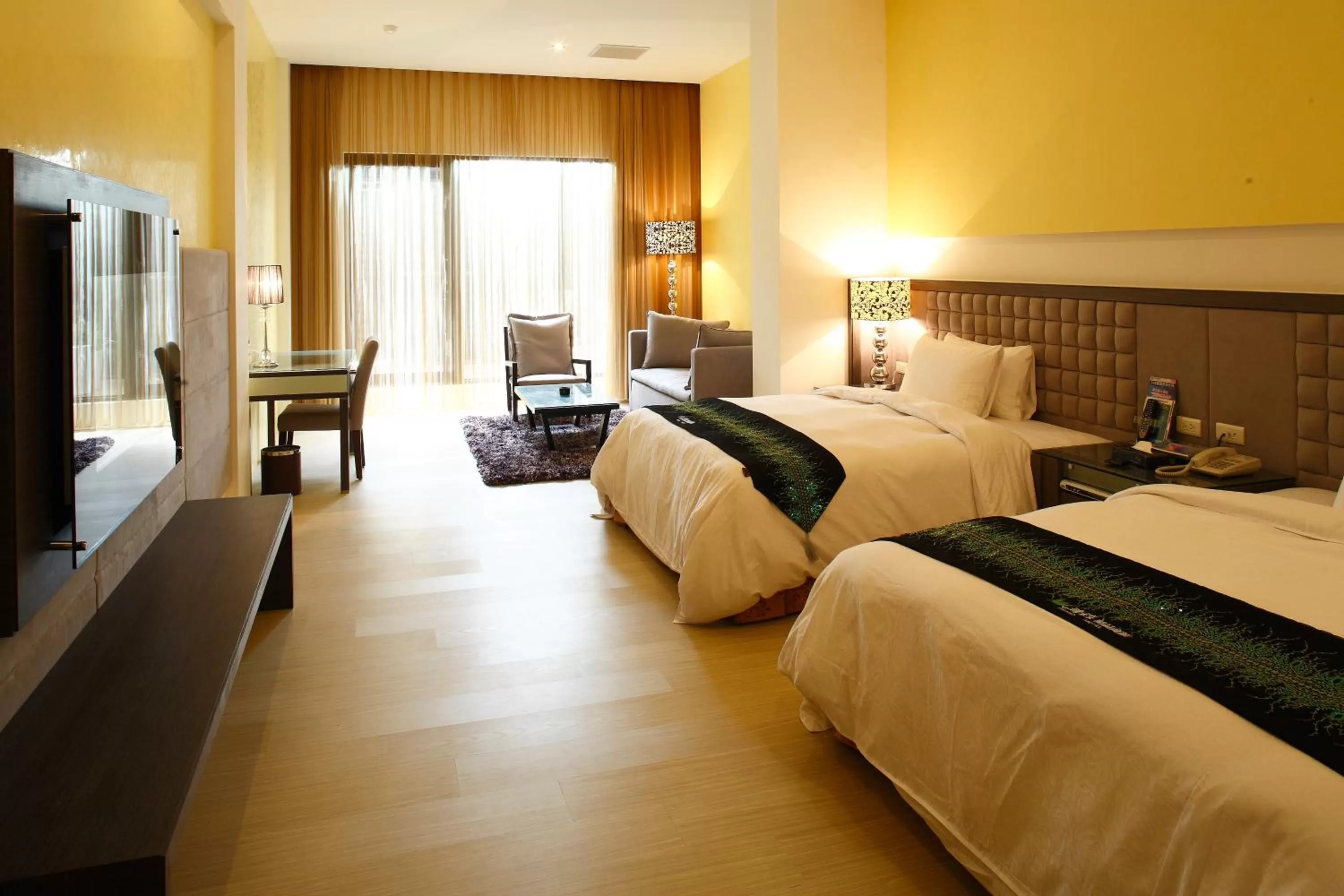 Photo of the whole room, Bed in Dryad Motel