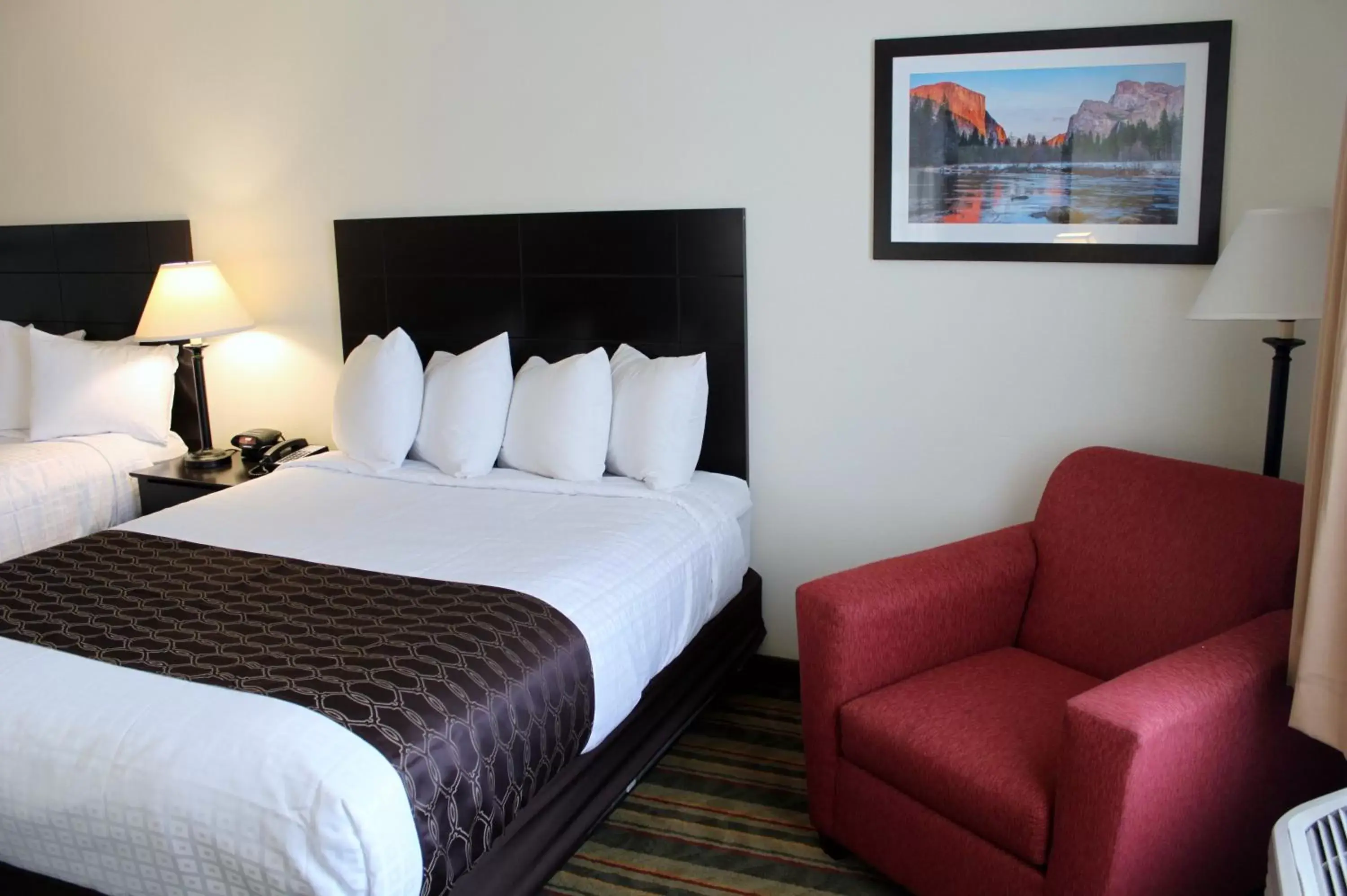 Bed in Best Western Visalia Hotel