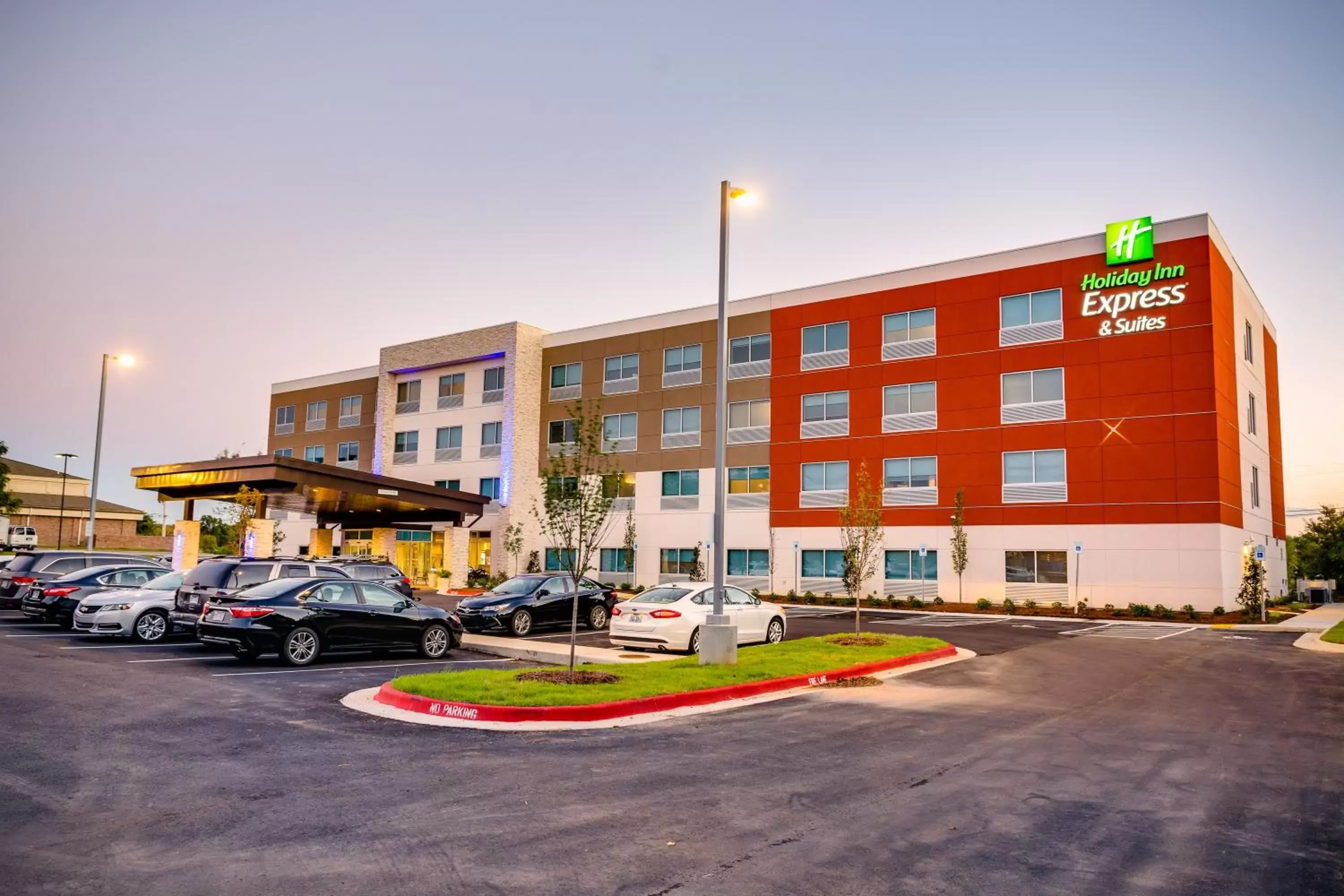 Property Building in Holiday Inn Express & Suites Russellville, an IHG Hotel